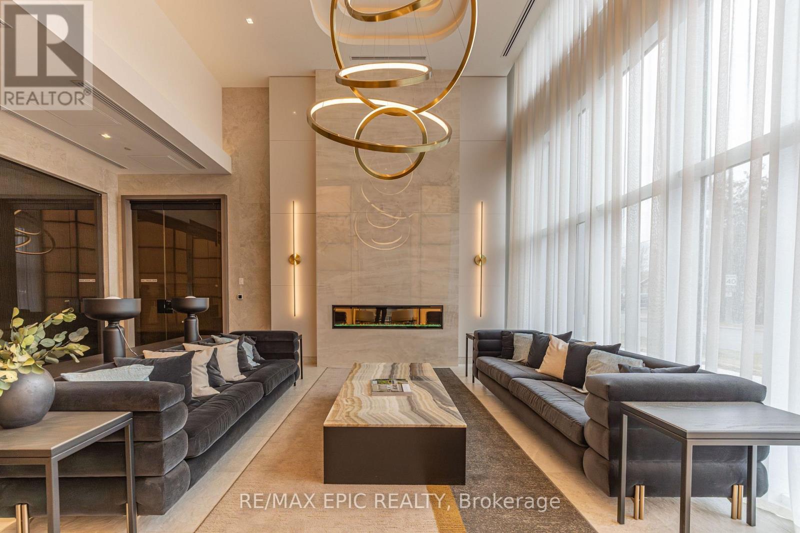 613 - 8888 Yonge Street, Richmond Hill, ON - Indoor With Fireplace