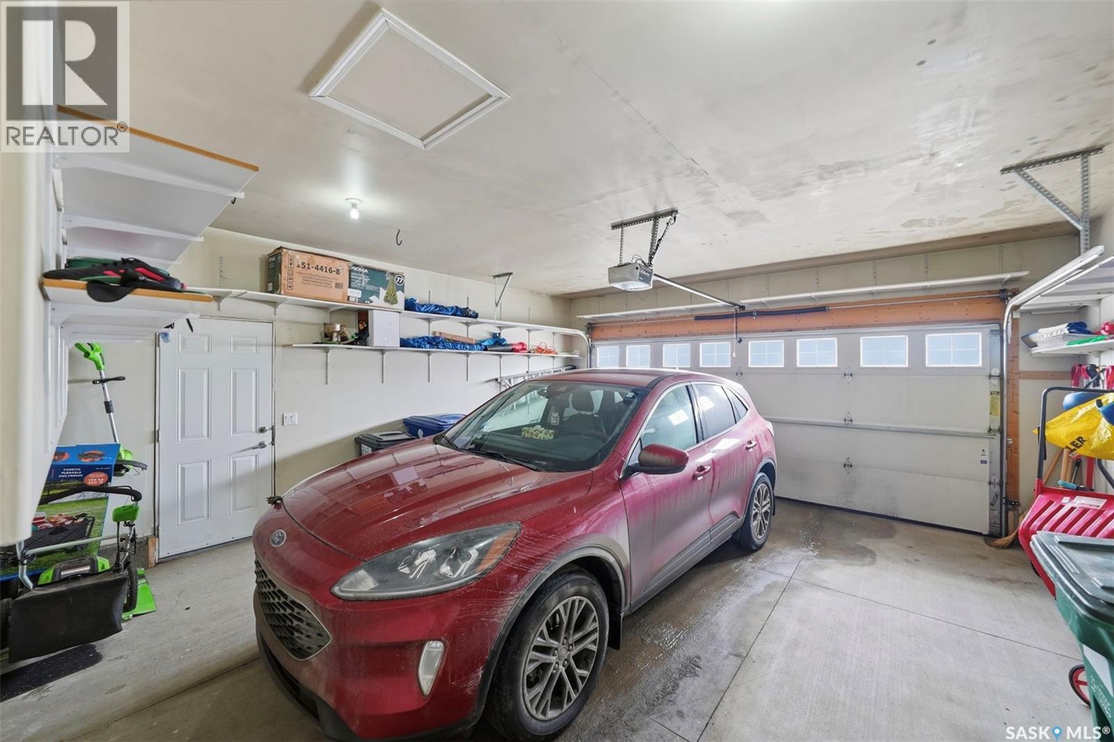 215 Snell Crescent, Saskatoon, SK - Indoor Photo Showing Garage