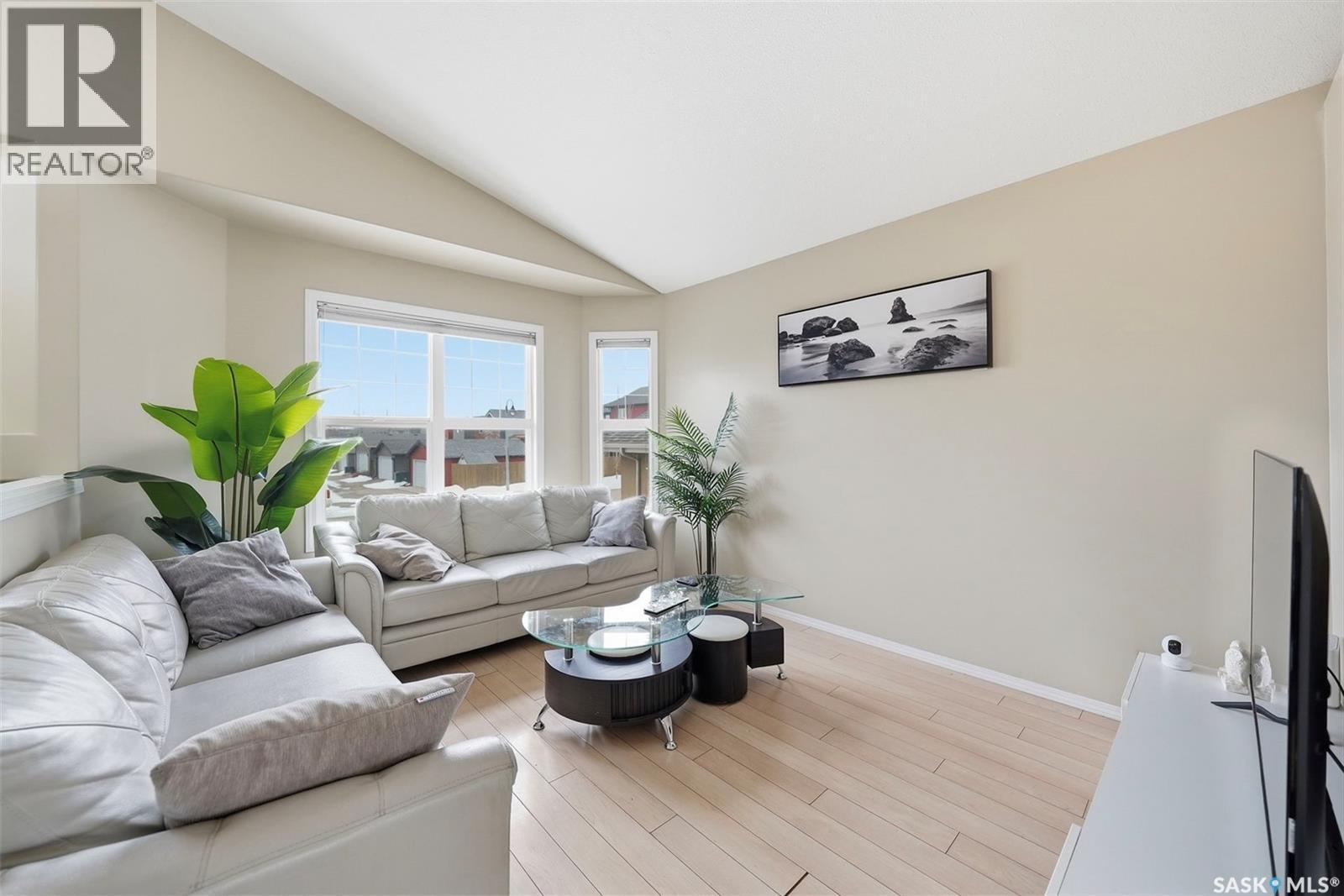215 Snell Crescent, Saskatoon, SK - Indoor Photo Showing Living Room