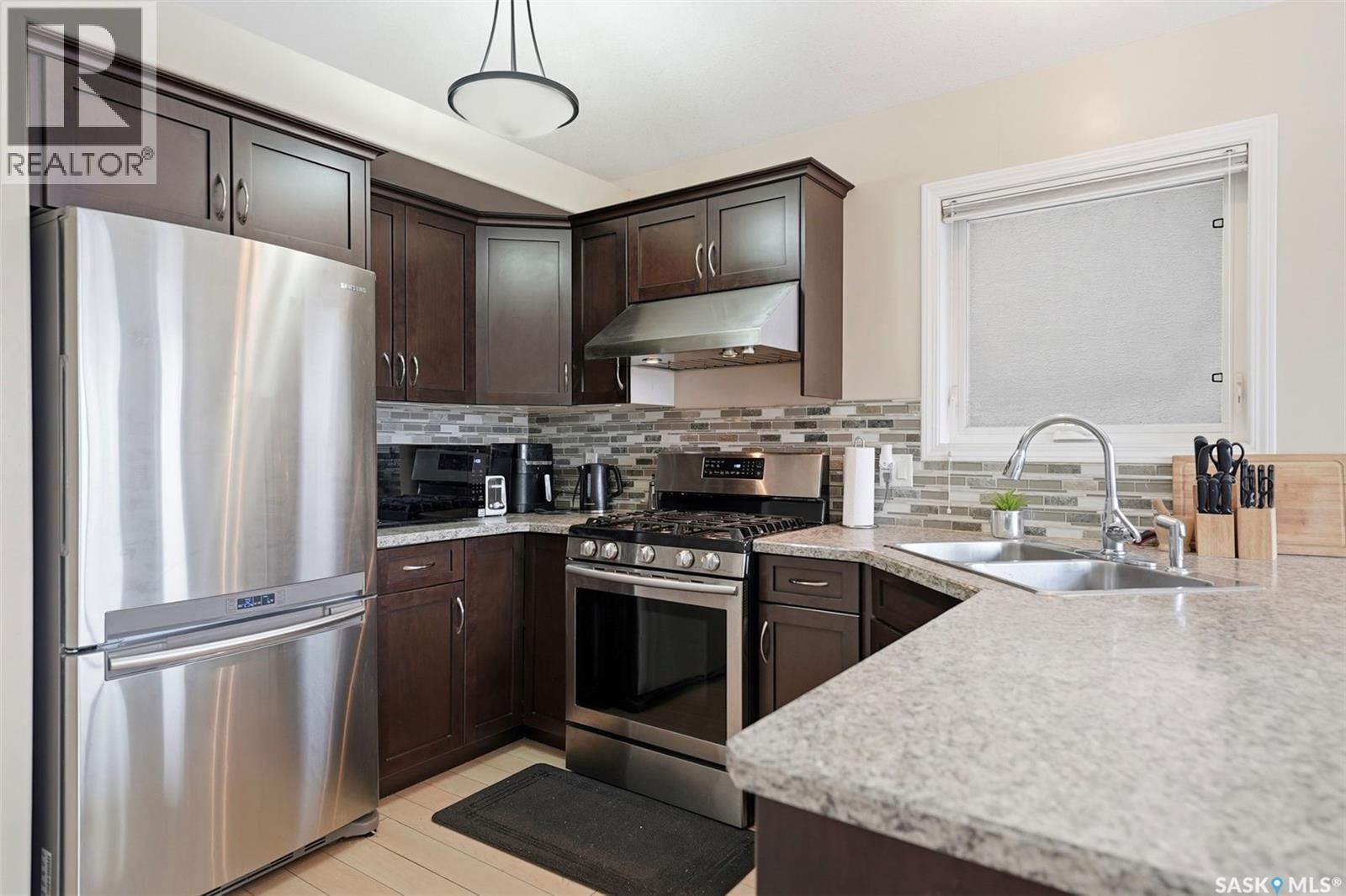 215 Snell Crescent, Saskatoon, SK - Indoor Photo Showing Kitchen With Double Sink With Upgraded Kitchen