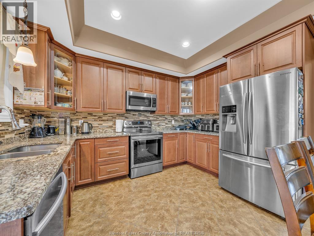 4795 Periwinkle Crescent, Windsor, ON - Indoor Photo Showing Kitchen With Double Sink With Upgraded Kitchen