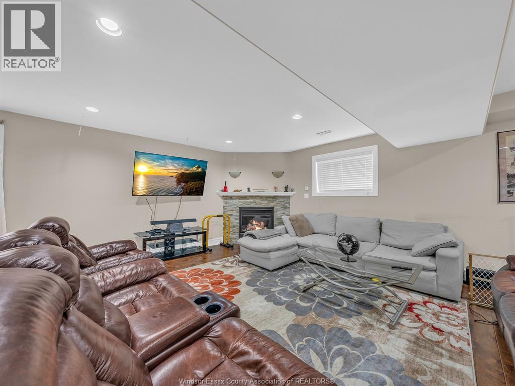 4795 Periwinkle Crescent, Windsor, ON - Indoor Photo Showing Living Room With Fireplace