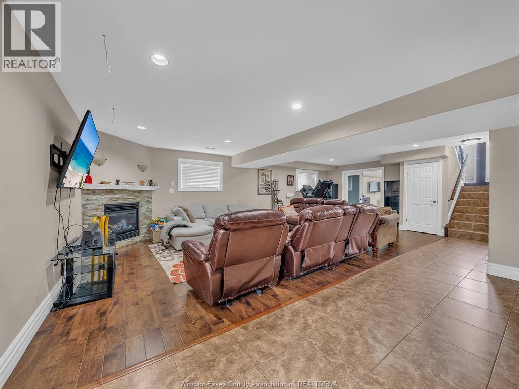 4795 Periwinkle Crescent, Windsor, ON - Indoor With Fireplace