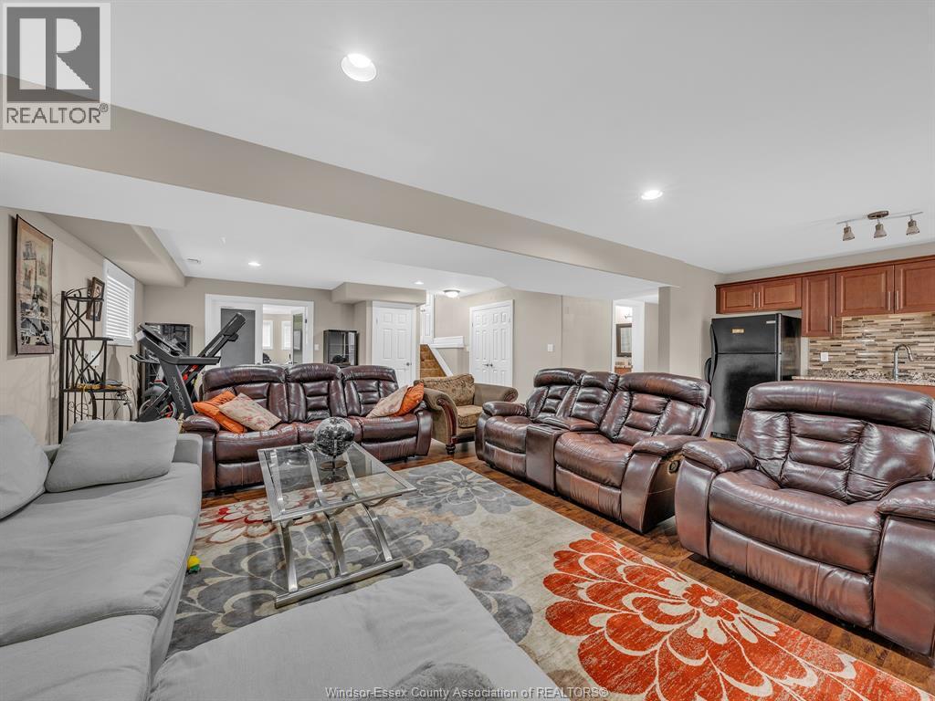 4795 Periwinkle Crescent, Windsor, ON - Indoor Photo Showing Living Room