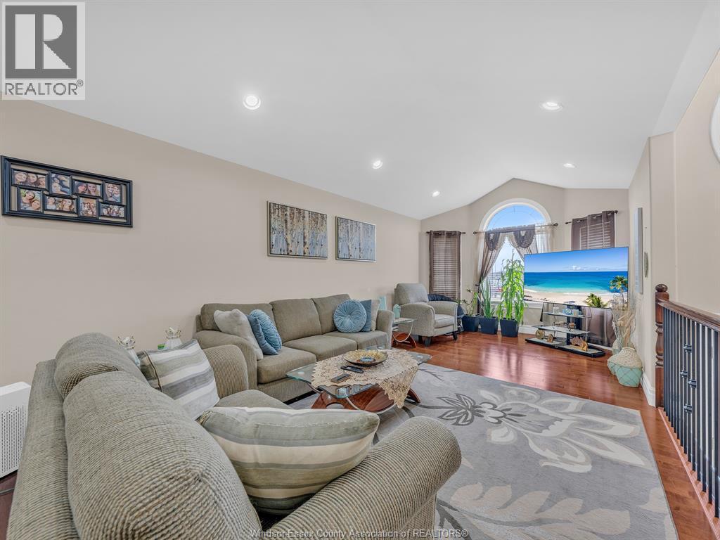 4795 Periwinkle Crescent, Windsor, ON - Indoor Photo Showing Living Room