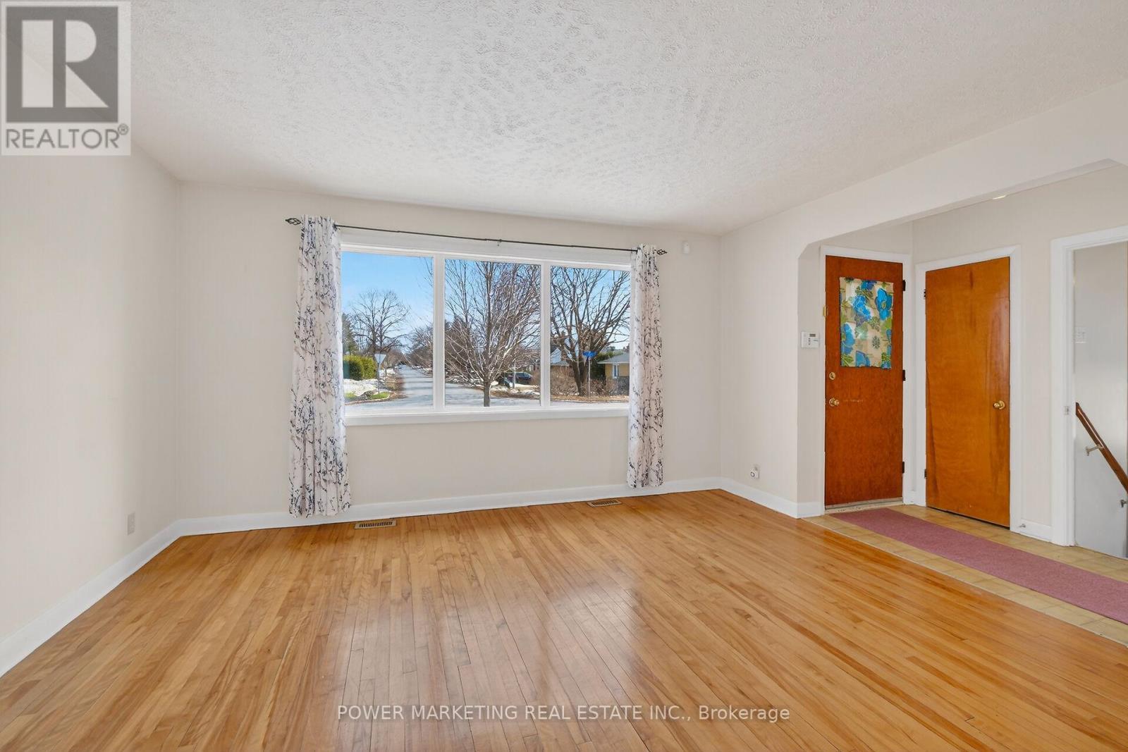 944 Eve Street, Ottawa, ON - Indoor Photo Showing Other Room