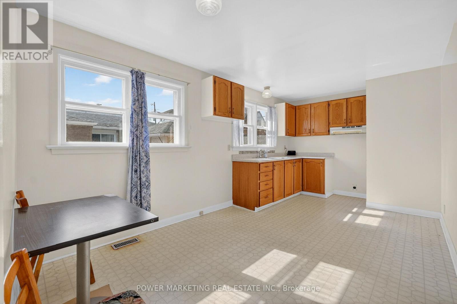 944 Eve Street, Ottawa, ON - Indoor Photo Showing Other Room