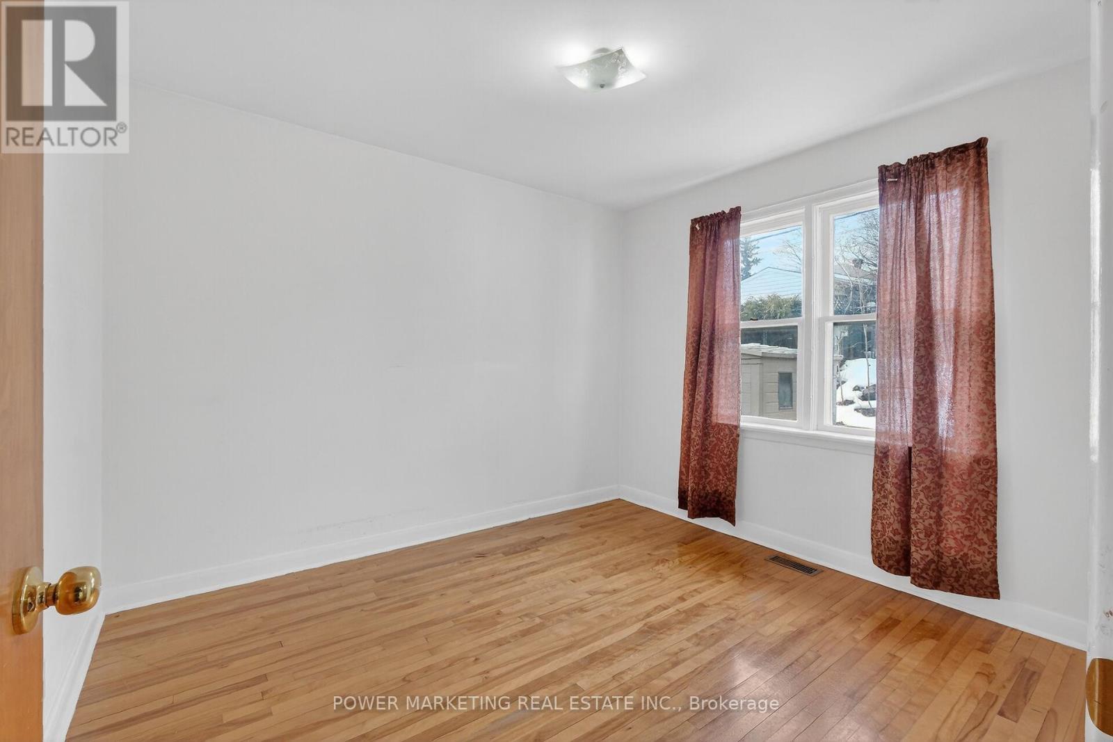 944 Eve Street, Ottawa, ON - Indoor Photo Showing Other Room