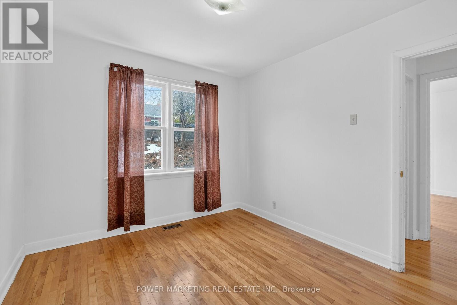 944 Eve Street, Ottawa, ON - Indoor Photo Showing Other Room