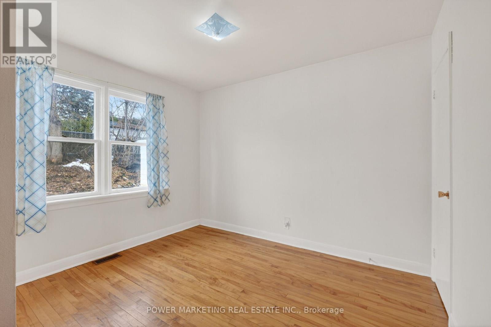 944 Eve Street, Ottawa, ON - Indoor Photo Showing Other Room