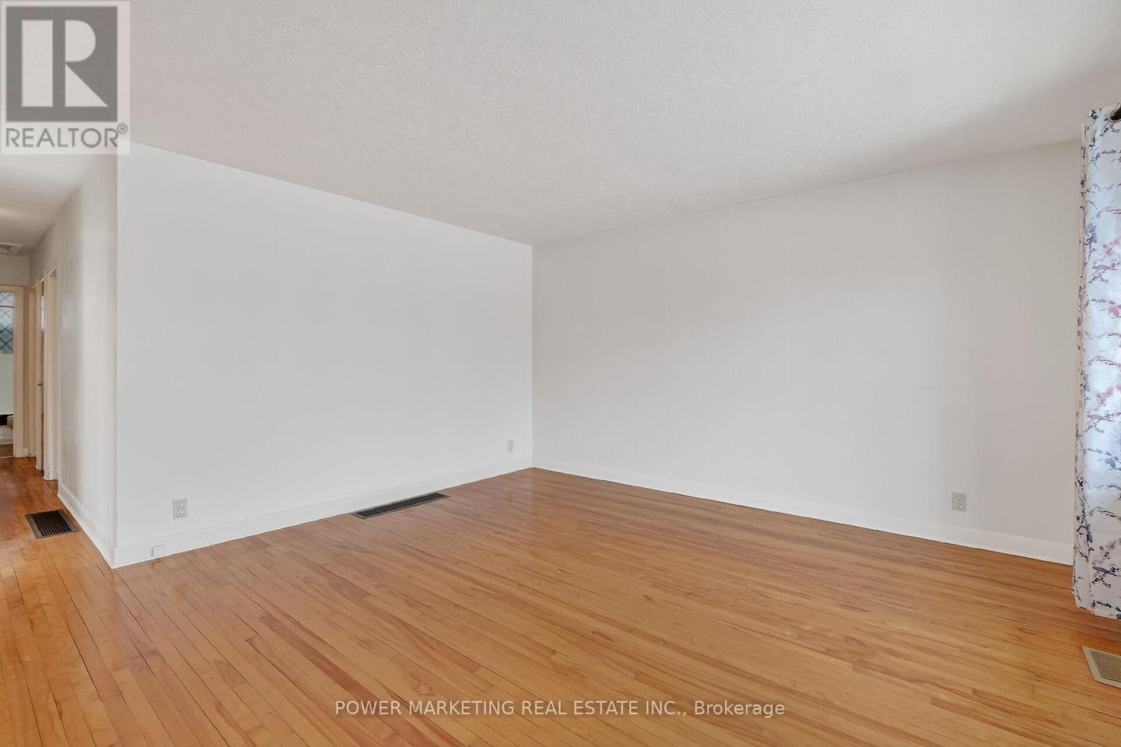 944 Eve Street, Ottawa, ON - Indoor Photo Showing Other Room