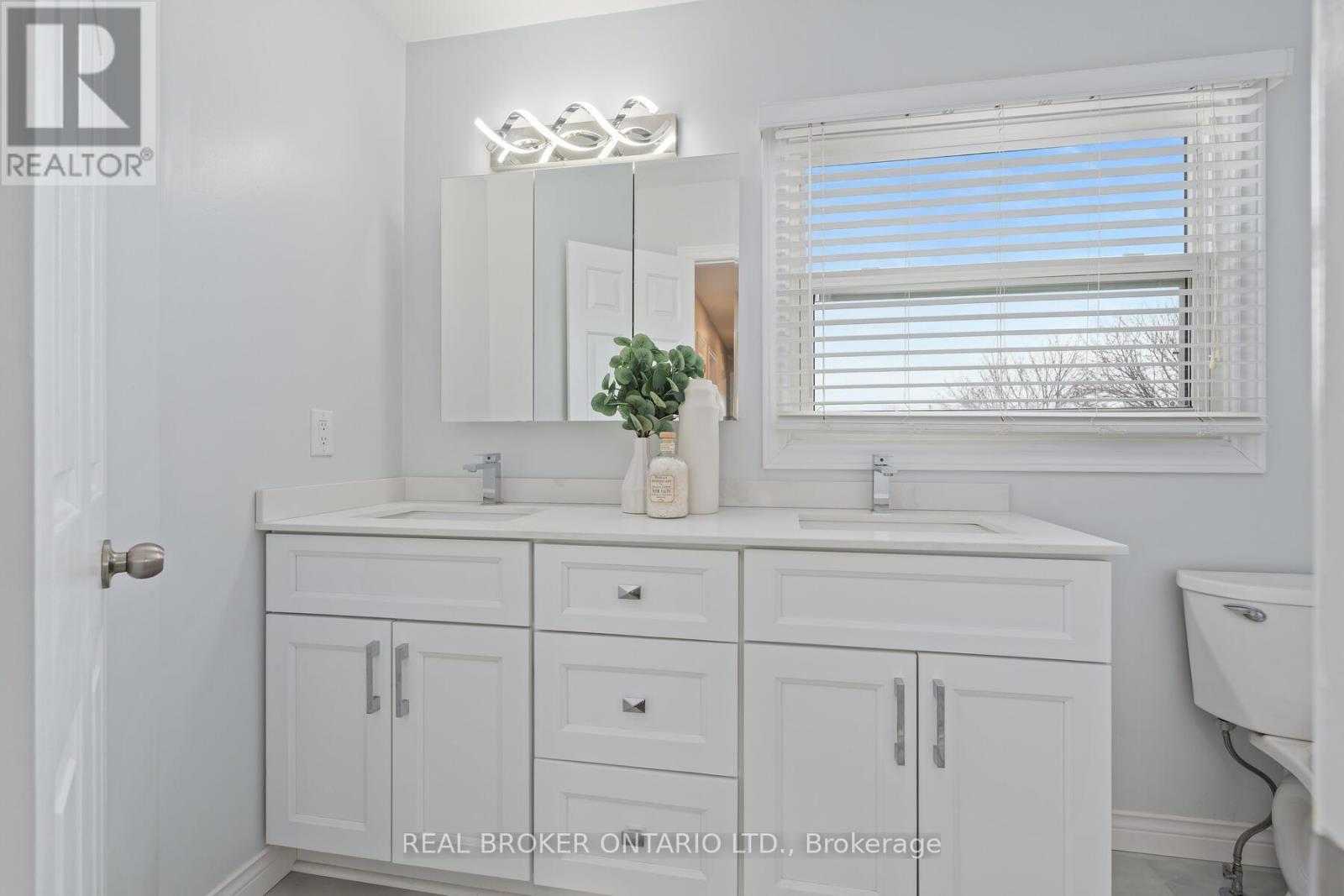 15 Smith Drive, Halton Hills, ON - Indoor Photo Showing Bathroom