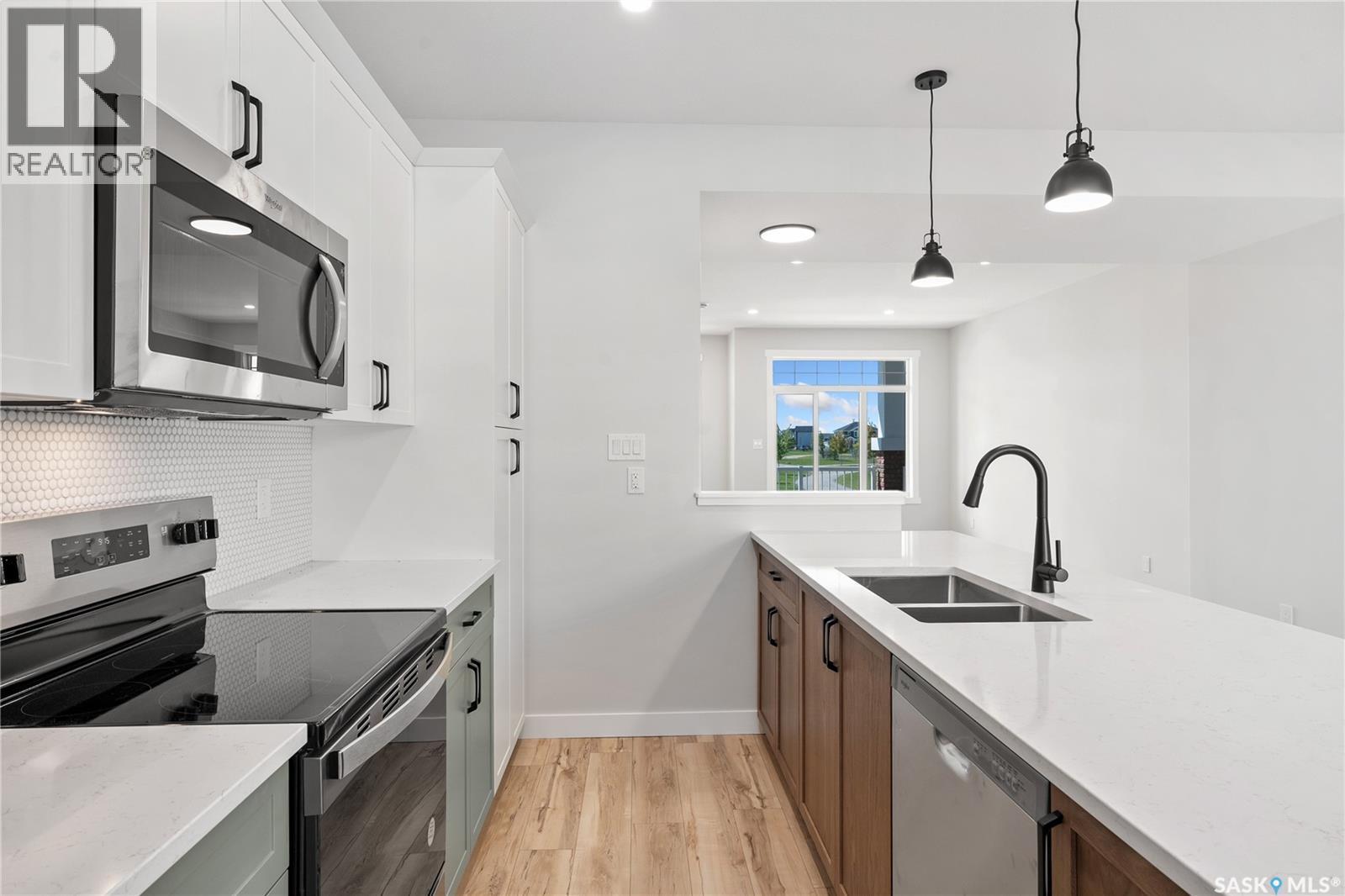 7720 Mapleford Boulevard, Regina, SK - Indoor Photo Showing Kitchen With Double Sink With Upgraded Kitchen