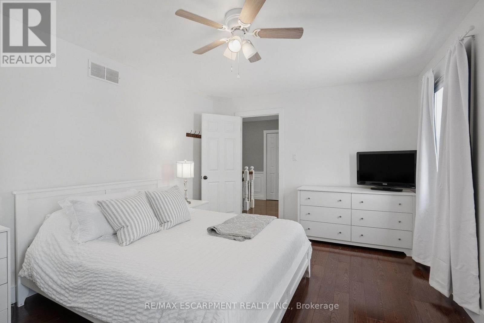 192 Concession 14 E, Hamilton, ON - Indoor Photo Showing Bedroom