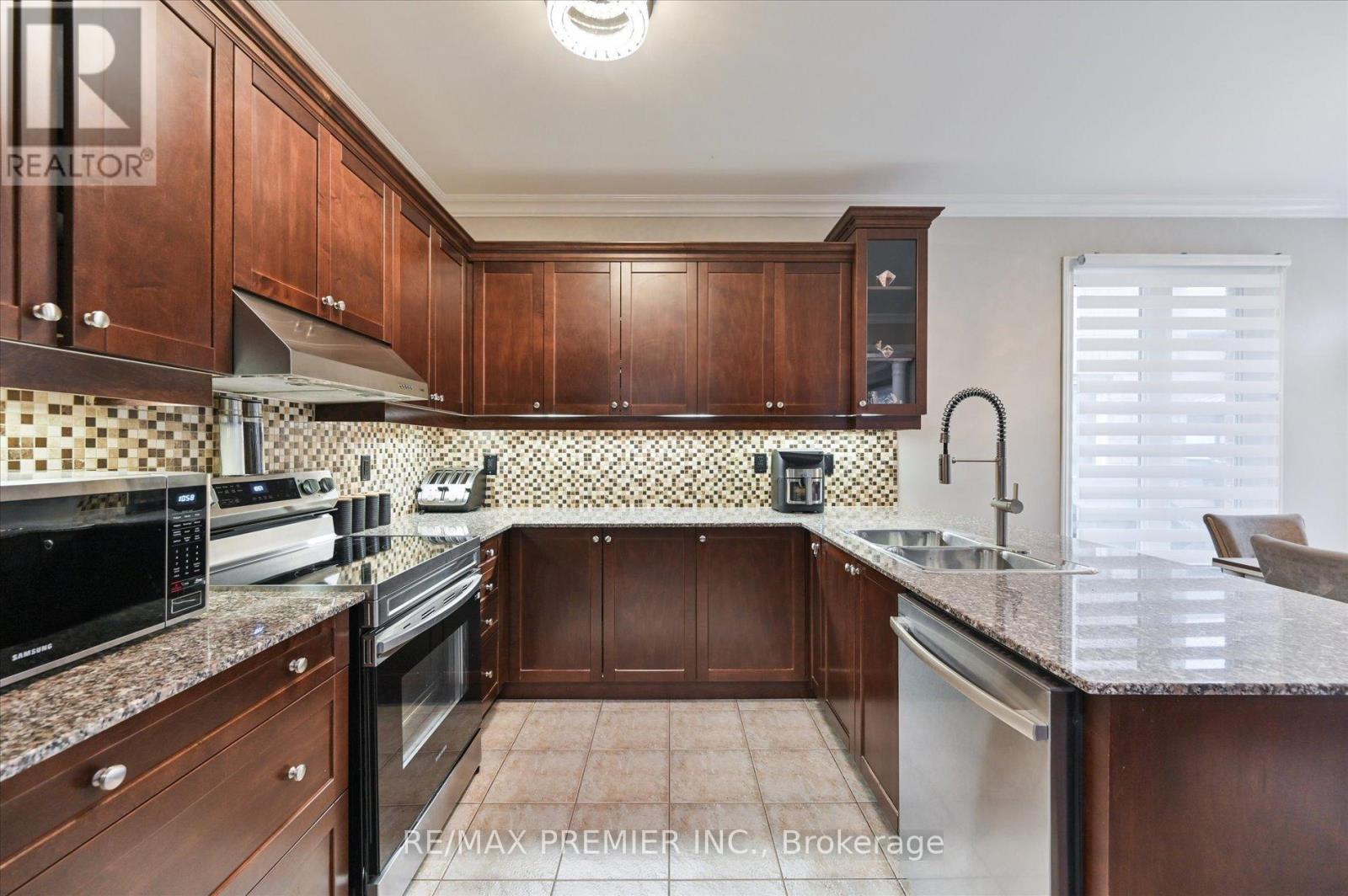 170 Ascalon Drive, Vaughan, ON - Indoor Photo Showing Kitchen With Stainless Steel Kitchen With Upgraded Kitchen