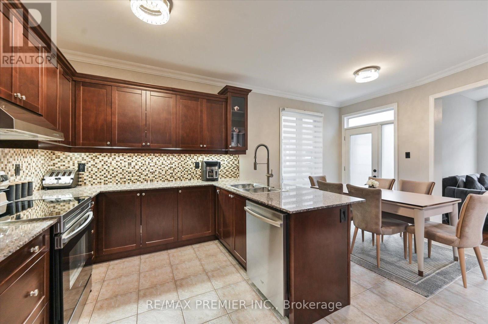 170 Ascalon Drive, Vaughan, ON - Indoor Photo Showing Kitchen With Upgraded Kitchen