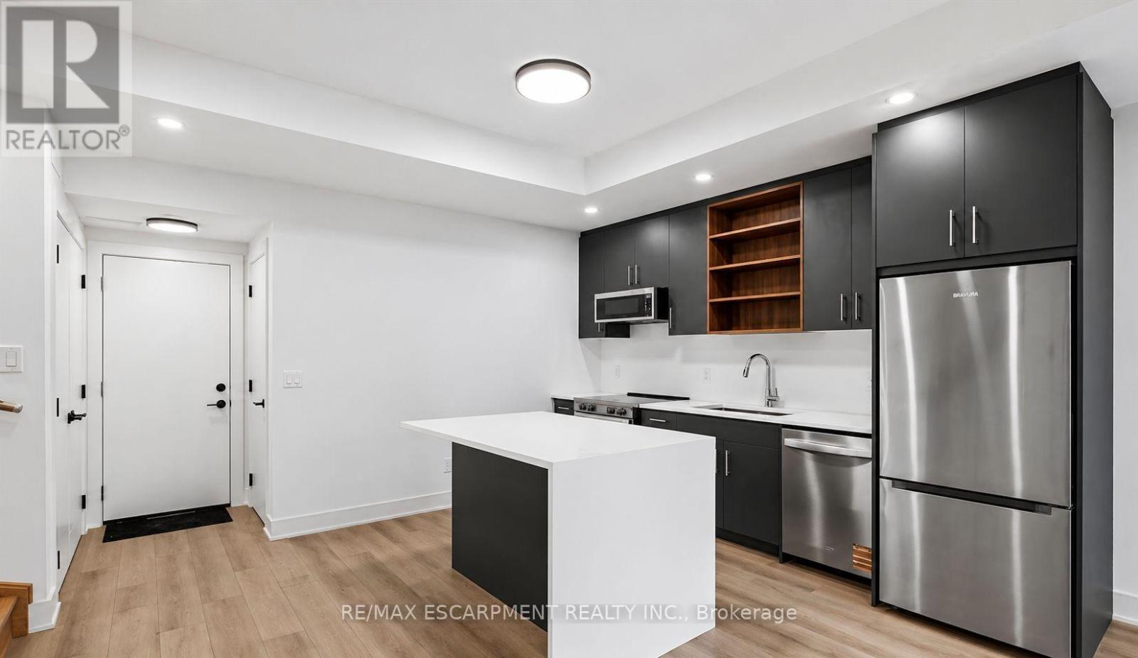 168 Everett Common, St. Catharines, ON - Indoor Photo Showing Kitchen With Stainless Steel Kitchen