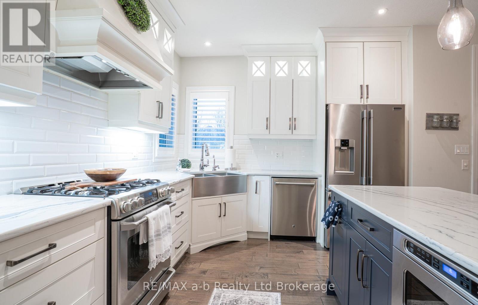 30 Brookside Lane, Tillsonburg, ON - Indoor Photo Showing Kitchen With Upgraded Kitchen