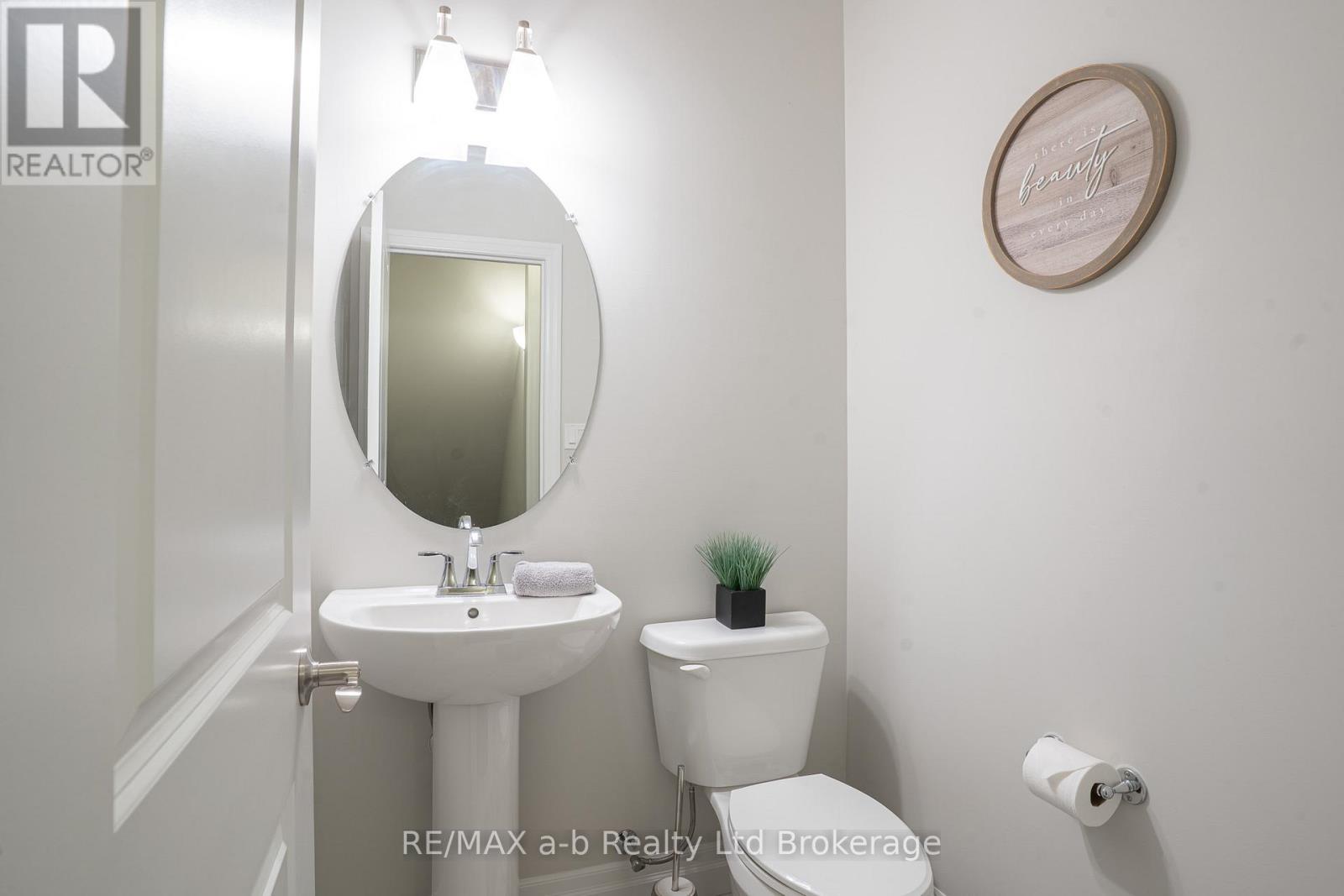 30 Brookside Lane, Tillsonburg, ON - Indoor Photo Showing Bathroom
