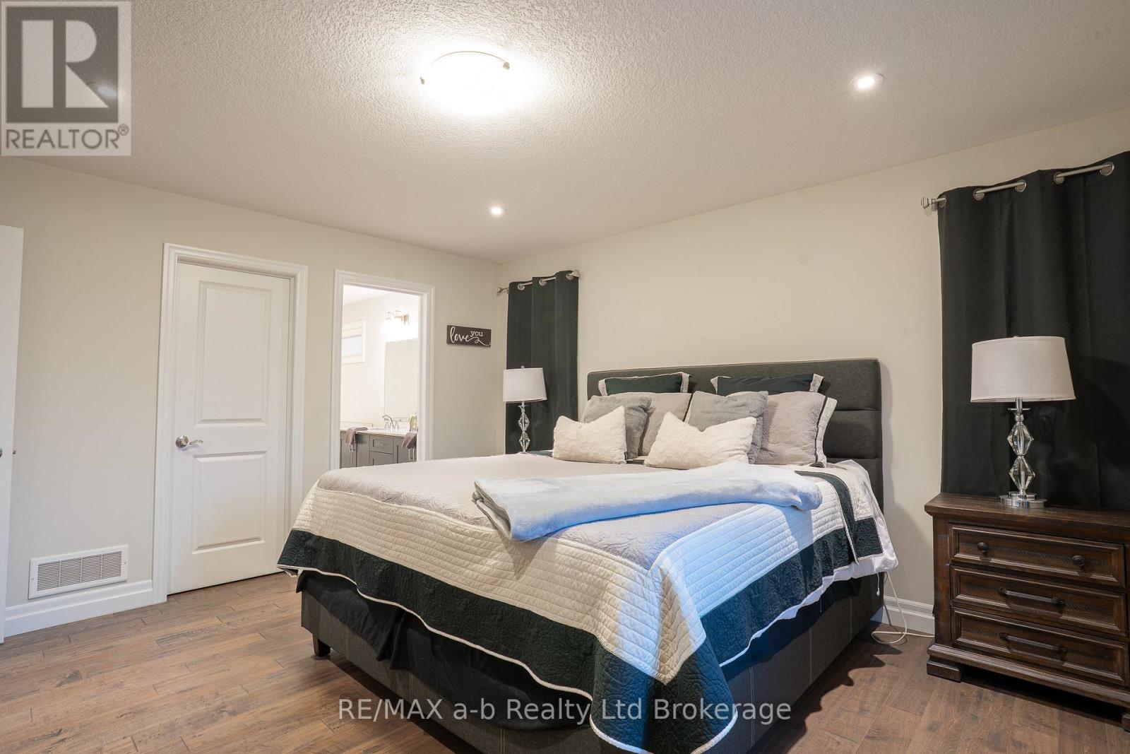 30 Brookside Lane, Tillsonburg, ON - Indoor Photo Showing Bedroom