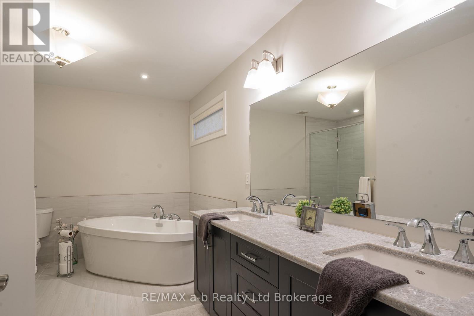 30 Brookside Lane, Tillsonburg, ON - Indoor Photo Showing Bathroom