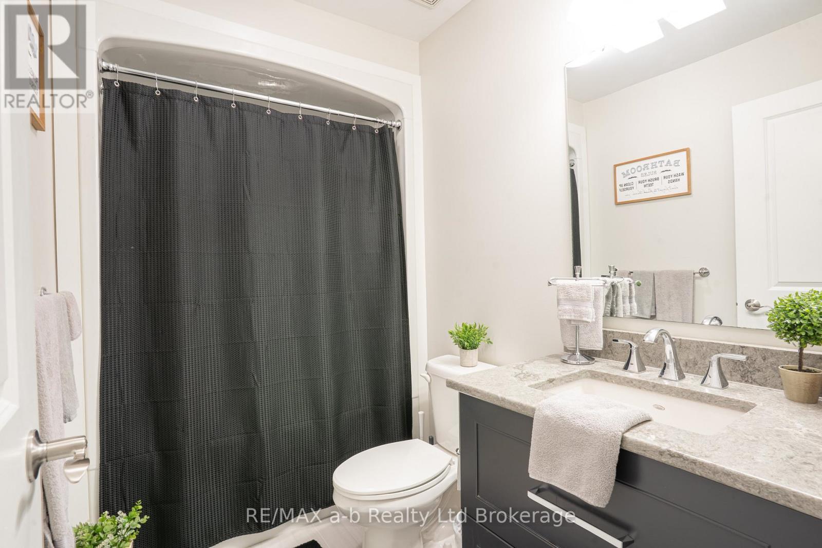 30 Brookside Lane, Tillsonburg, ON - Indoor Photo Showing Bathroom