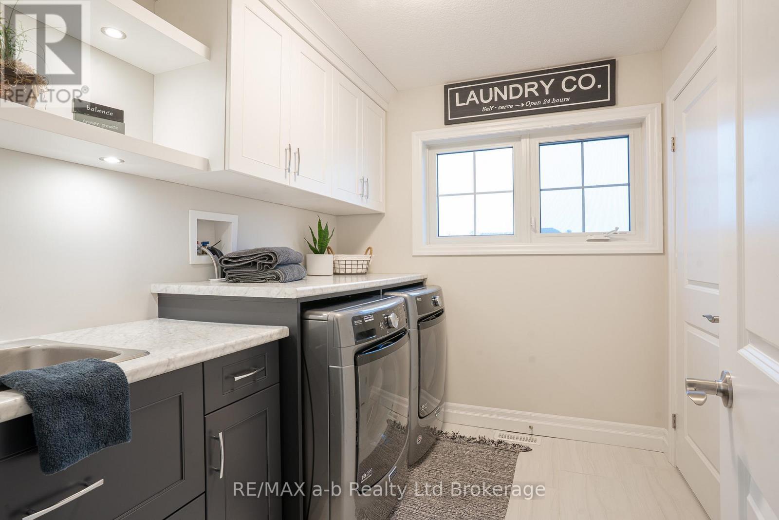 30 Brookside Lane, Tillsonburg, ON - Indoor Photo Showing Laundry Room