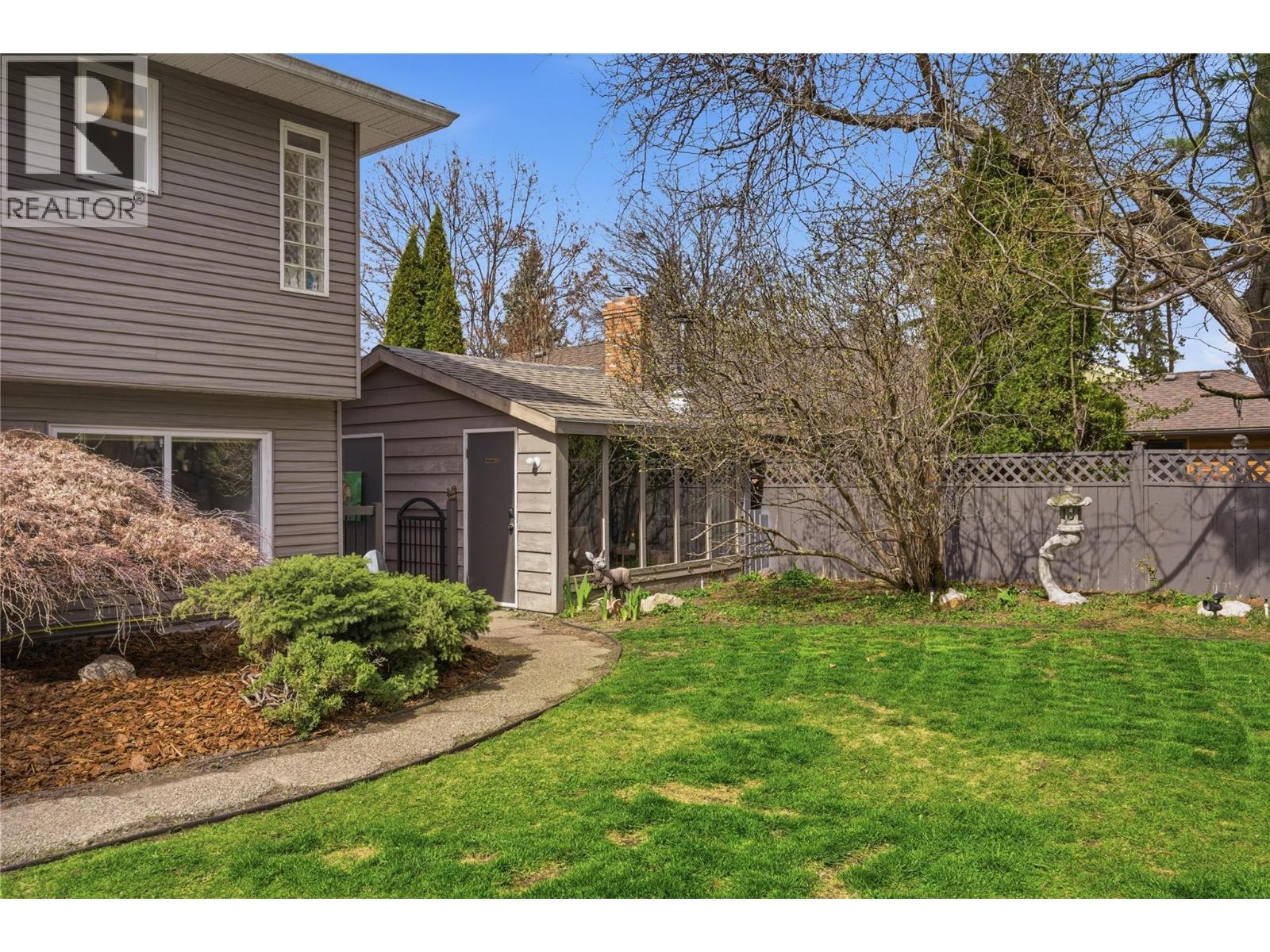 4337 Dunvegan Court, Kelowna, BC - Outdoor