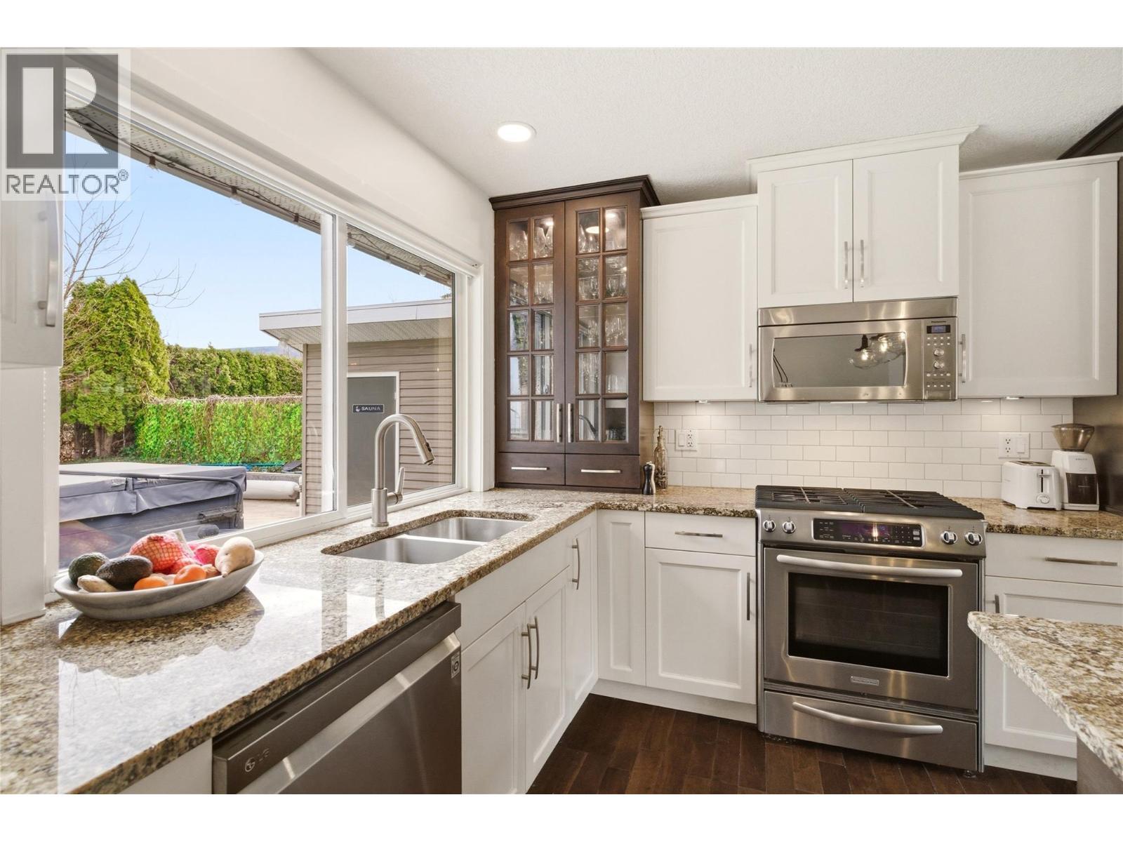 4337 Dunvegan Court, Kelowna, BC - Indoor Photo Showing Kitchen With Double Sink With Upgraded Kitchen