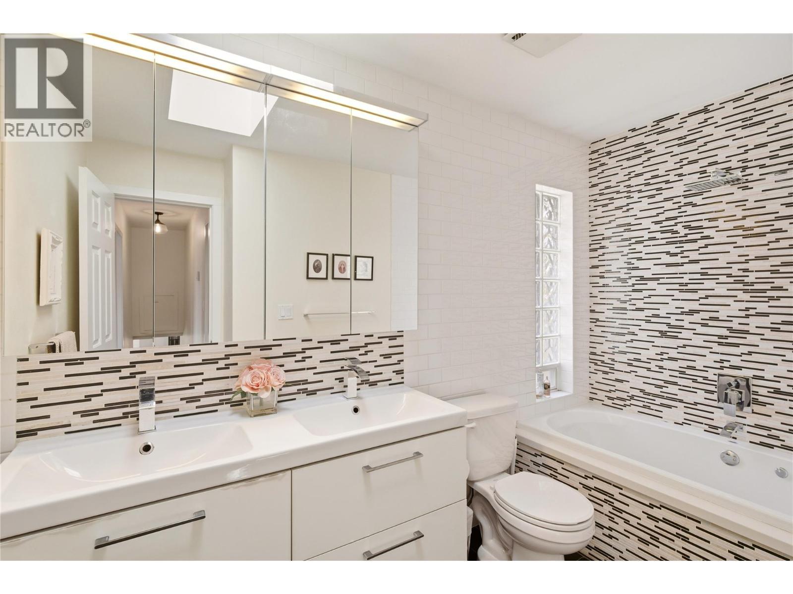 Main bathroom (5 piece) - 4337 Dunvegan Court, Kelowna, BC - Indoor Photo Showing Bathroom