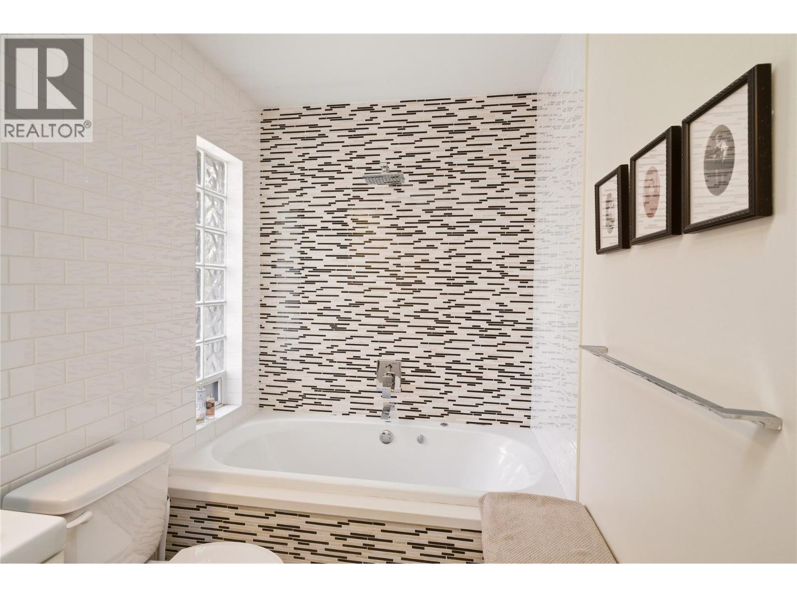 Main bathroom - 4337 Dunvegan Court, Kelowna, BC - Indoor Photo Showing Bathroom