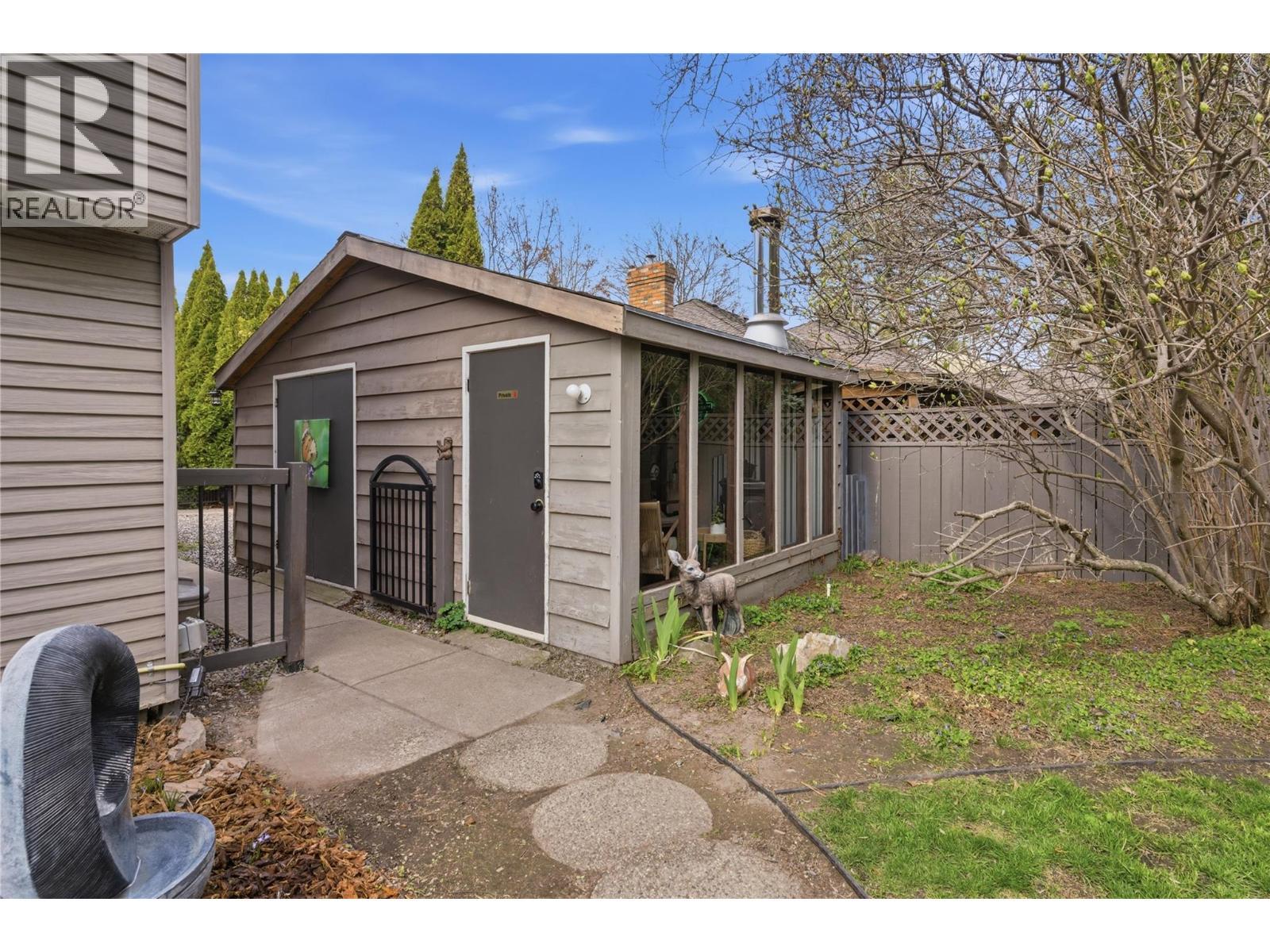 Detached ""cottage"" - 4337 Dunvegan Court, Kelowna, BC - Outdoor