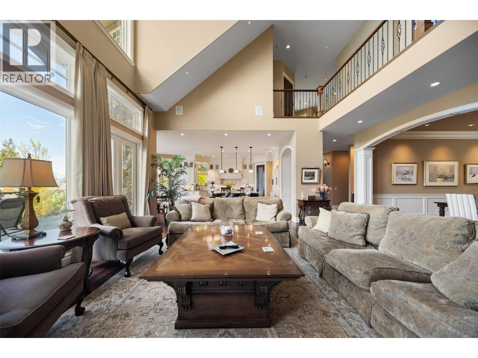 225 Swick Road, Kelowna, BC - Indoor Photo Showing Living Room