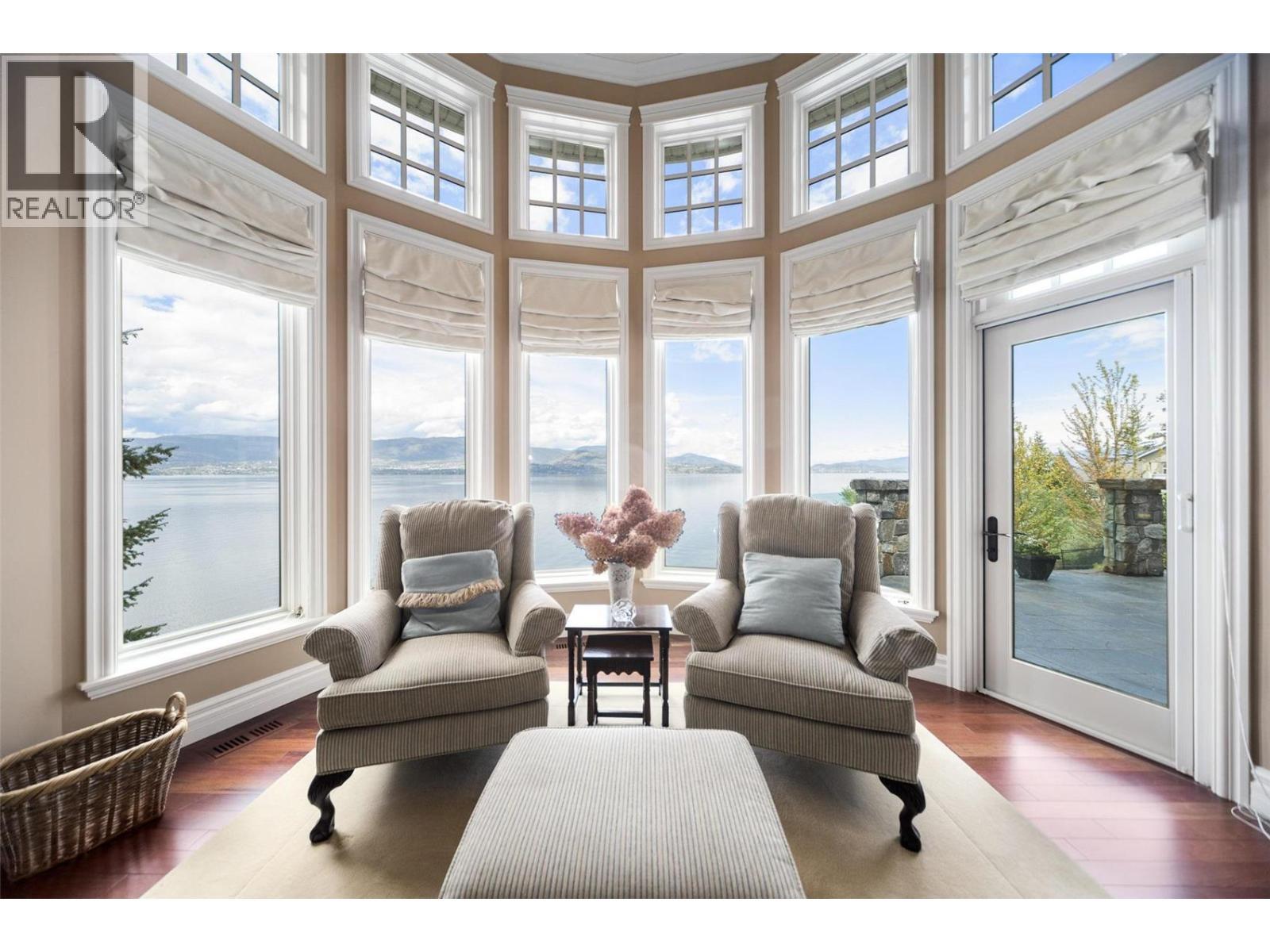 225 Swick Road, Kelowna, BC - Indoor Photo Showing Living Room