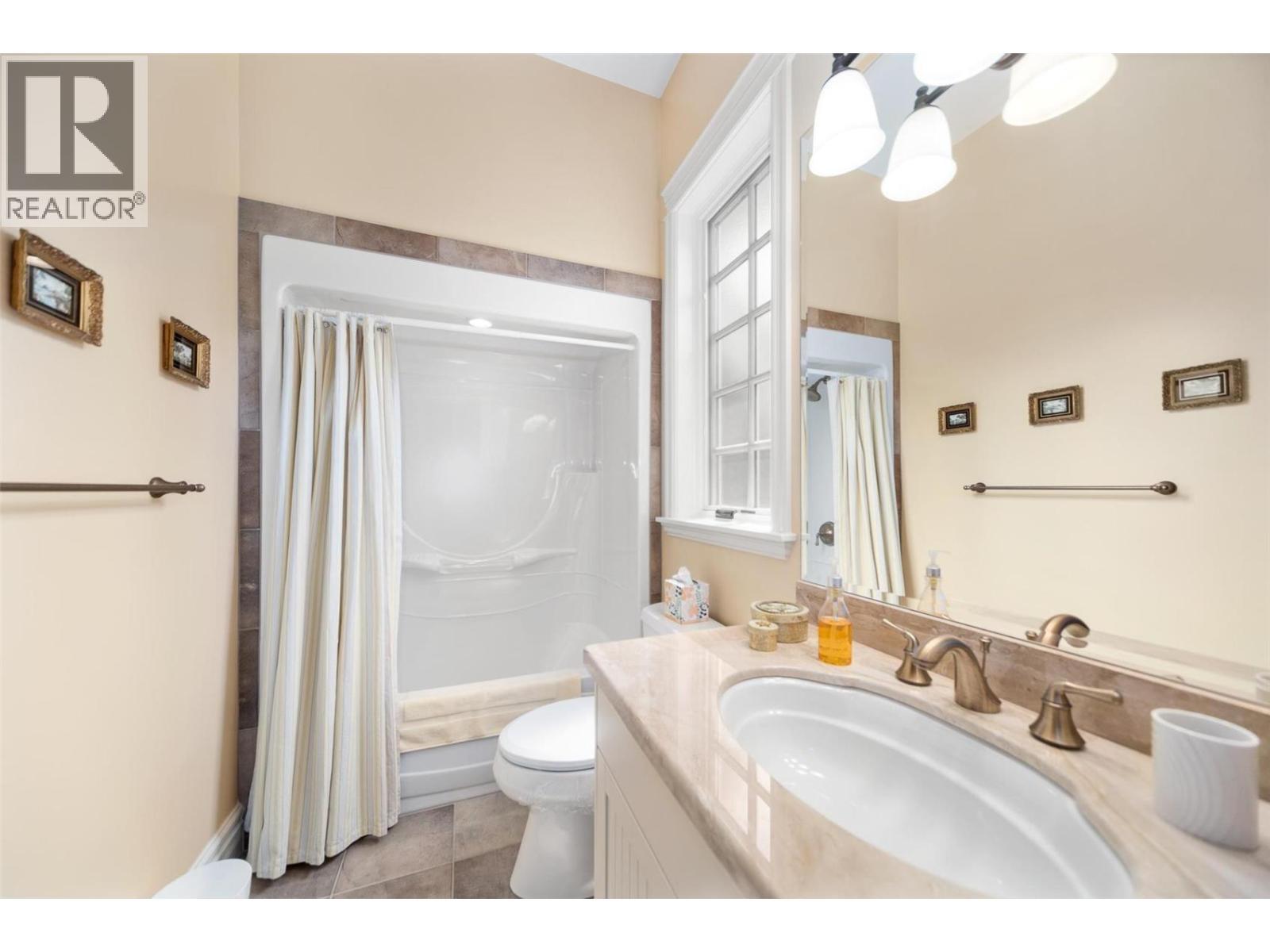 225 Swick Road, Kelowna, BC - Indoor Photo Showing Bathroom