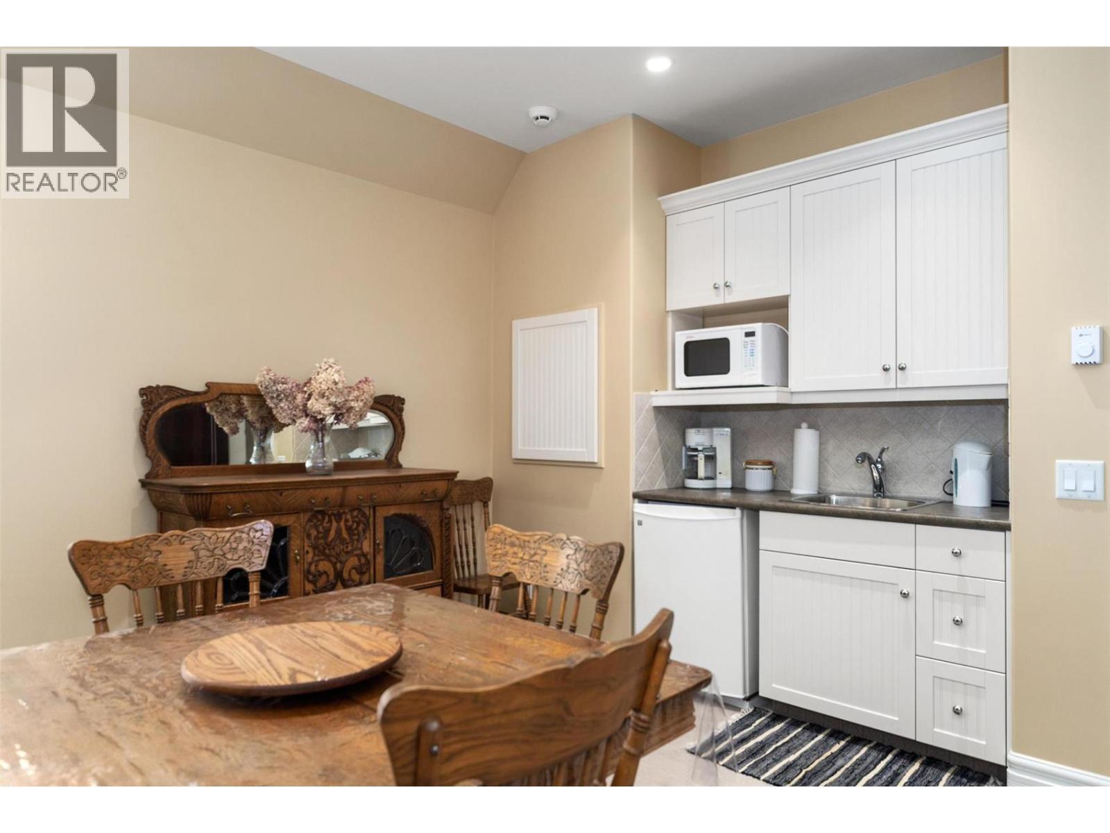 225 Swick Road, Kelowna, BC - Indoor