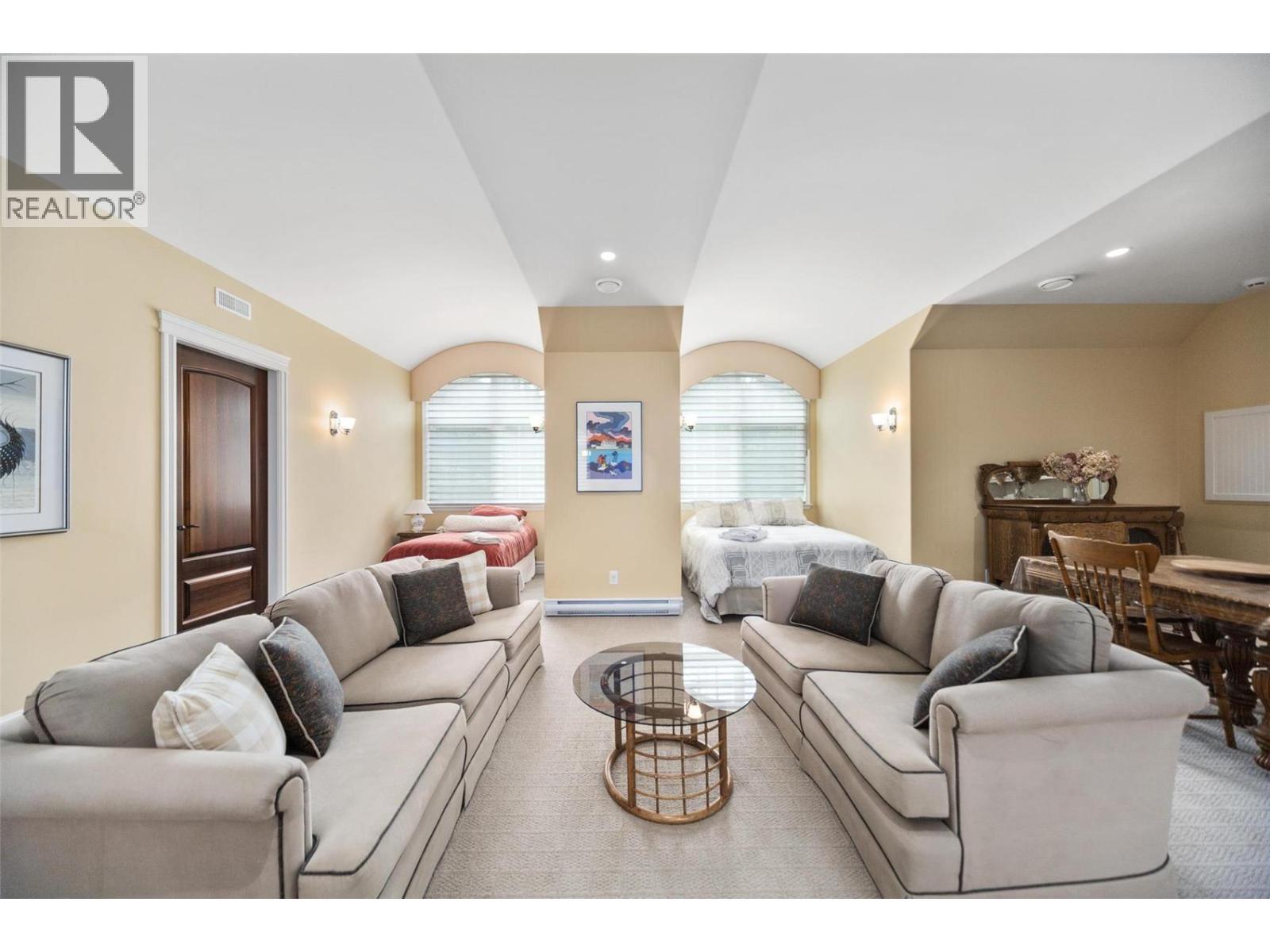 225 Swick Road, Kelowna, BC - Indoor Photo Showing Living Room