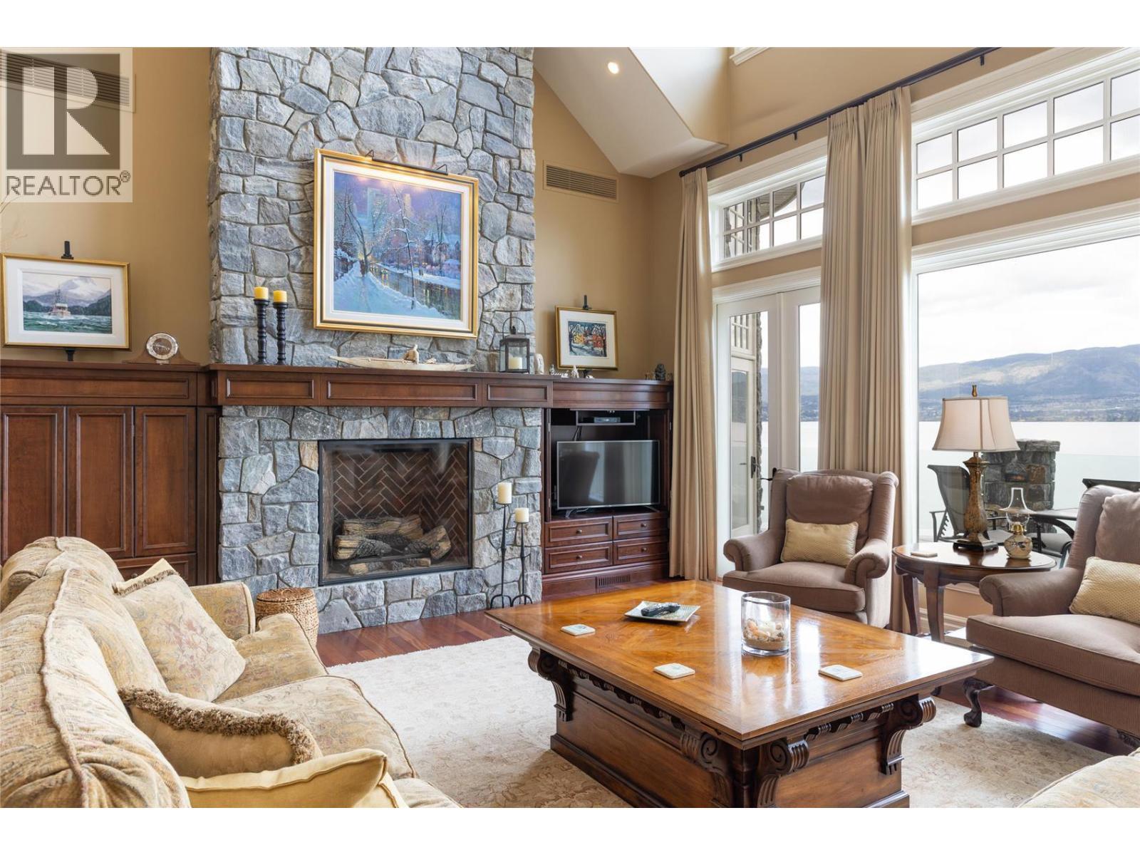225 Swick Road, Kelowna, BC - Indoor Photo Showing Living Room With Fireplace