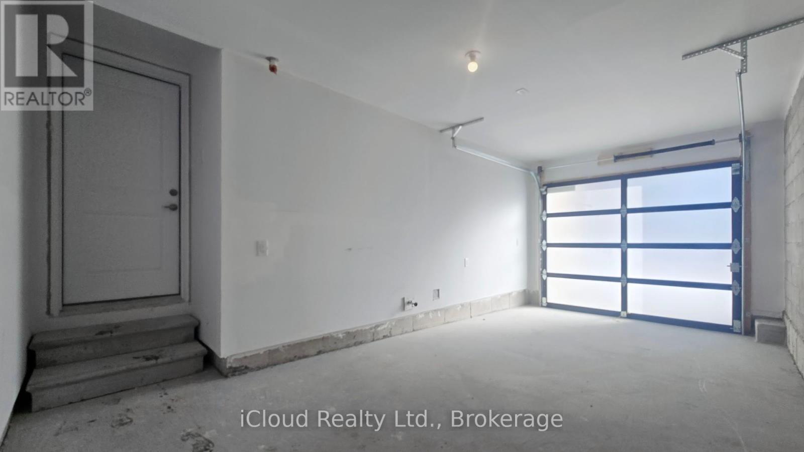 38 Dandara Gate, Vaughan, ON - Indoor Photo Showing Garage