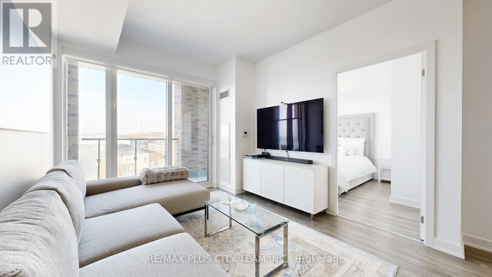626 - 100 Eagle Rock Way, Vaughan, ON - Indoor Photo Showing Living Room