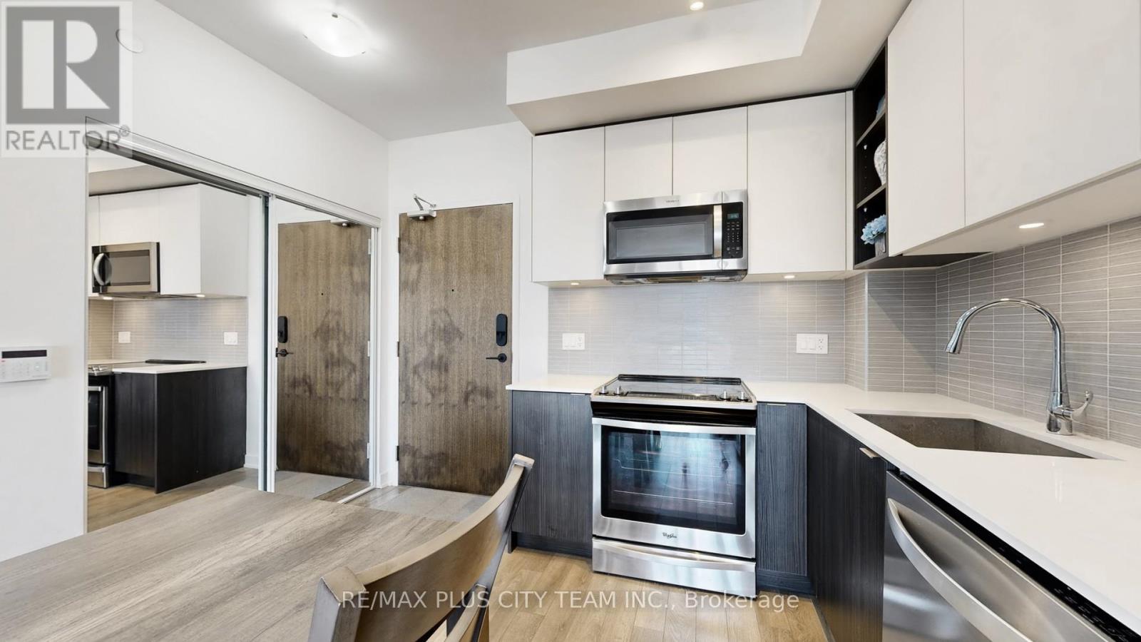 626 - 100 Eagle Rock Way, Vaughan, ON - Indoor Photo Showing Kitchen With Stainless Steel Kitchen With Upgraded Kitchen