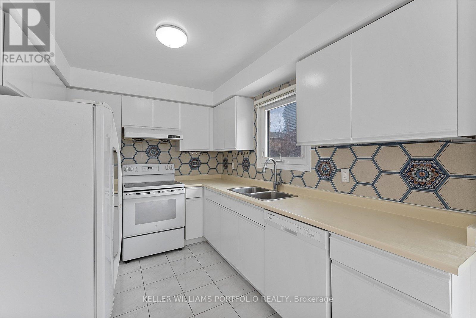 502 Turnbridge Road, Mississauga, ON - Indoor Photo Showing Kitchen With Double Sink