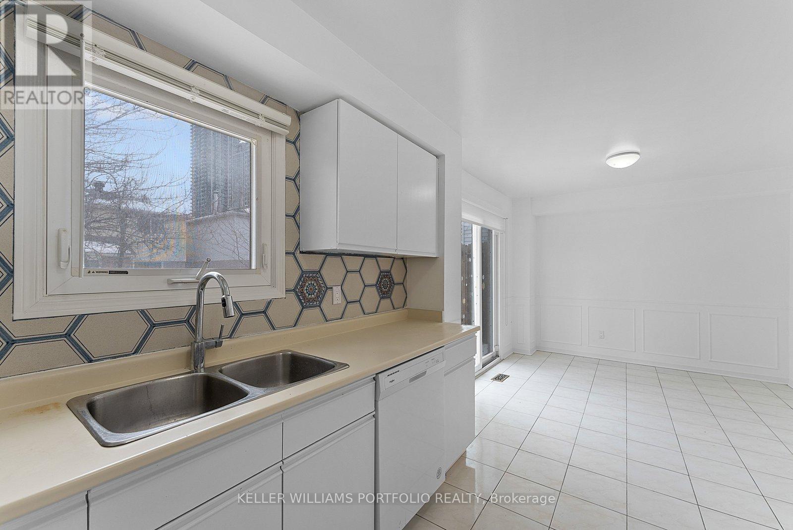 502 Turnbridge Road, Mississauga, ON - Indoor Photo Showing Kitchen With Double Sink