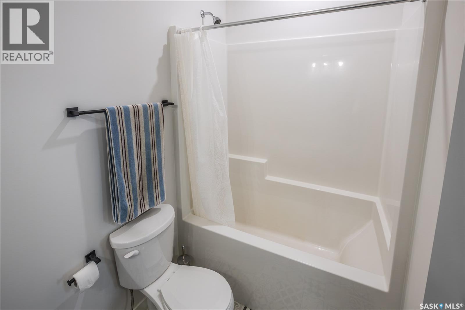 1002 Maplewood Drive, Moose Jaw, SK - Indoor Photo Showing Bathroom