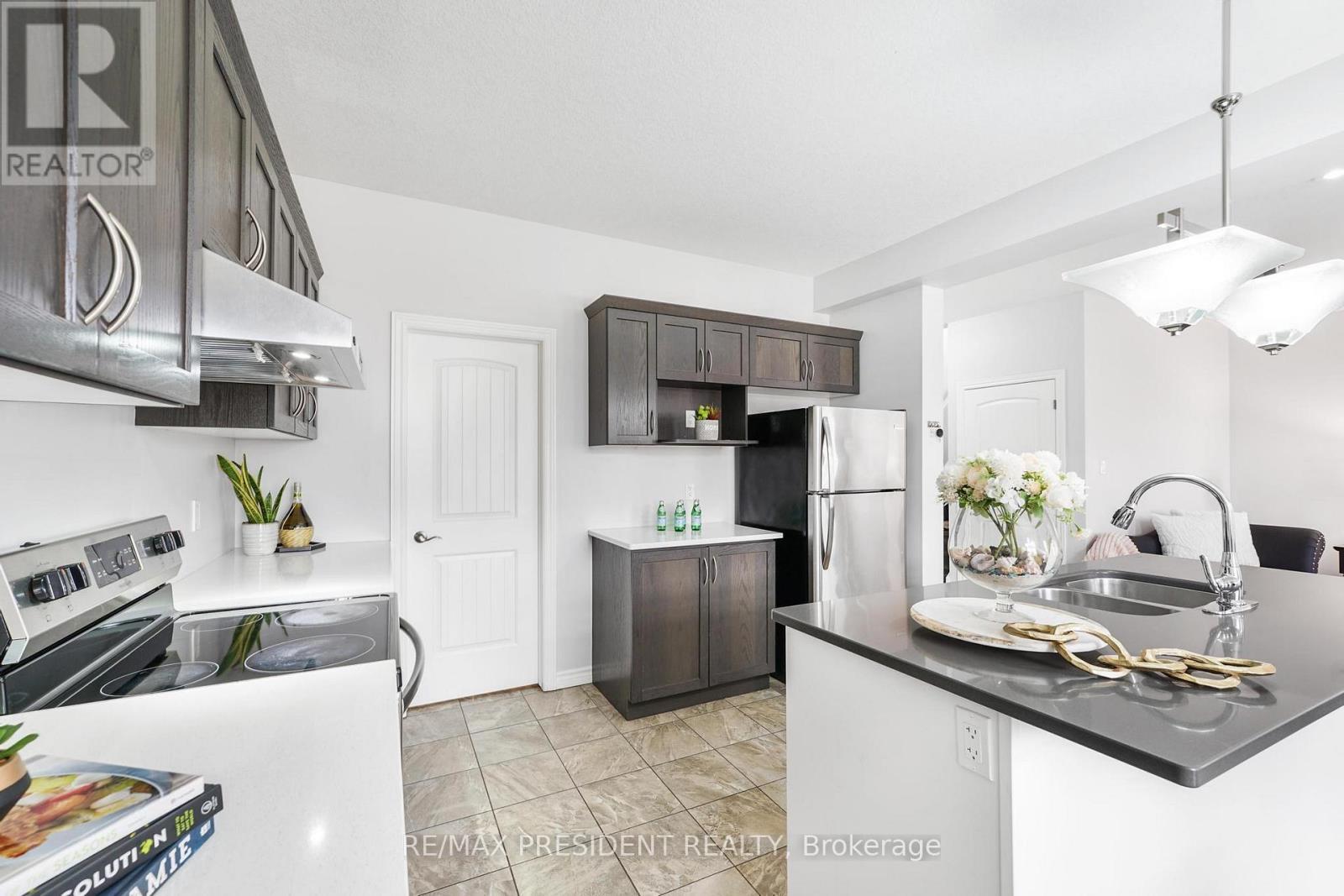 505 Sophia Crescent, London North, ON - Indoor Photo Showing Kitchen With Double Sink