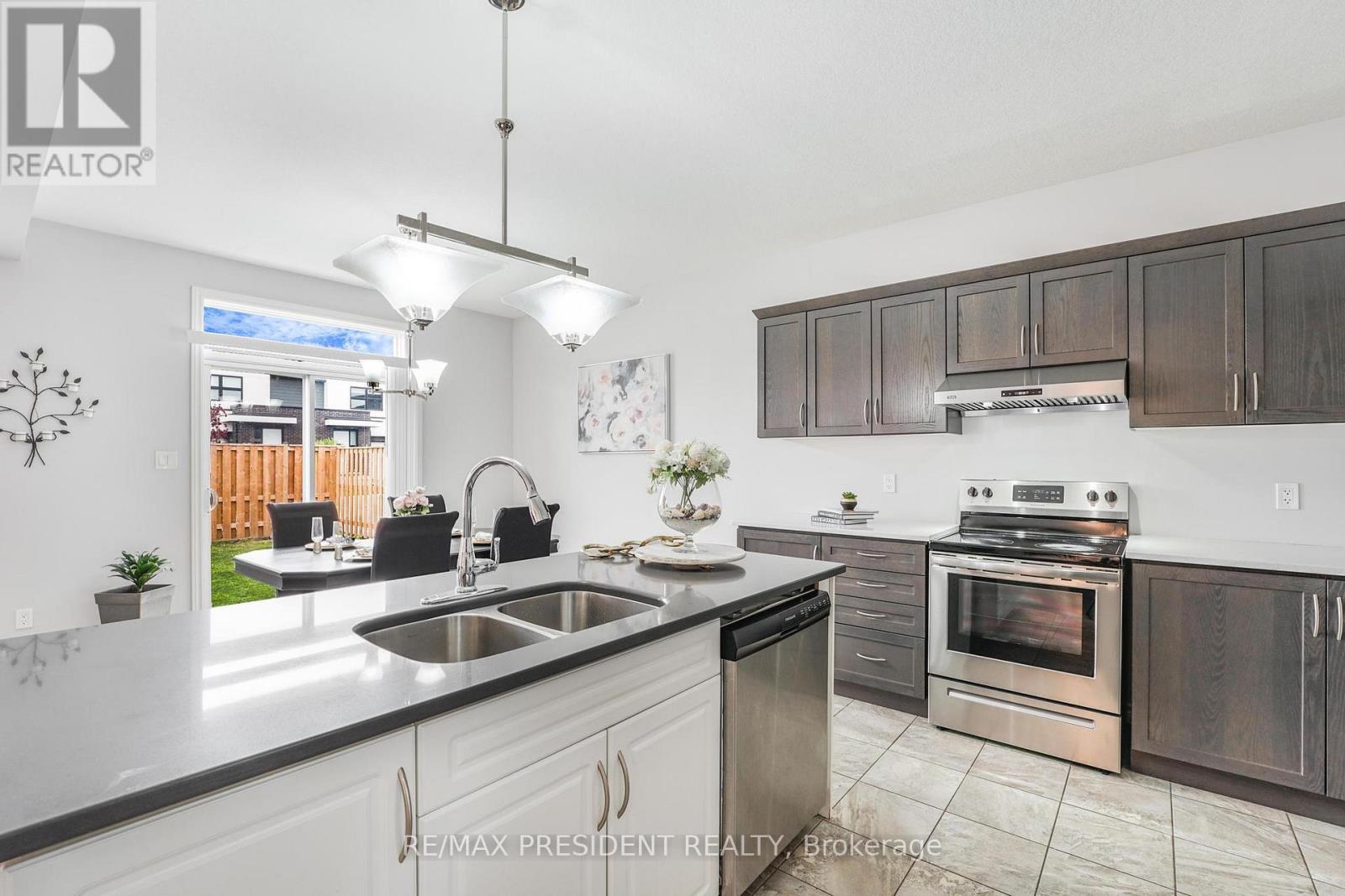 505 Sophia Crescent, London North, ON - Indoor Photo Showing Kitchen With Stainless Steel Kitchen With Double Sink