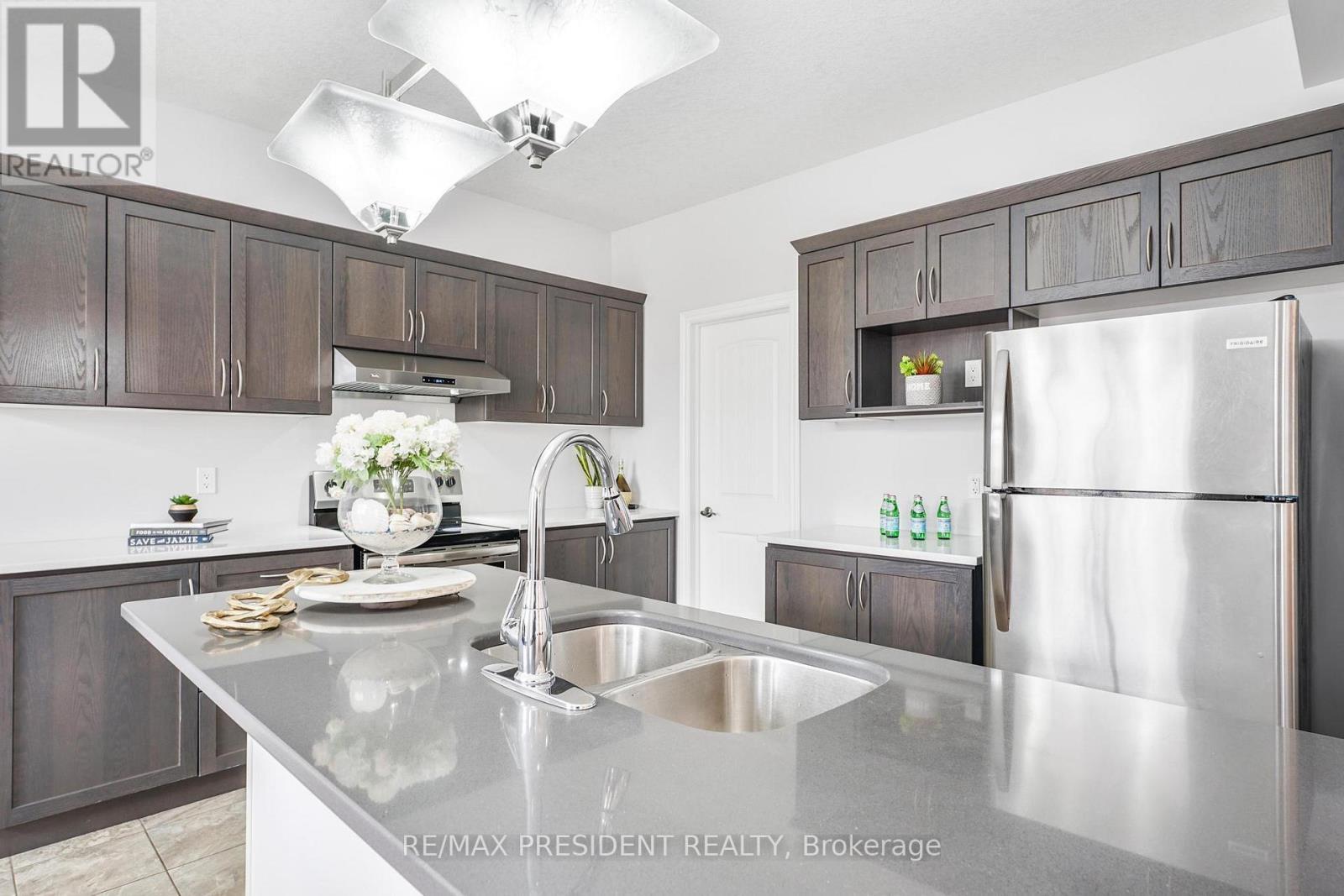 505 Sophia Crescent, London North, ON - Indoor Photo Showing Kitchen With Stainless Steel Kitchen With Double Sink With Upgraded Kitchen