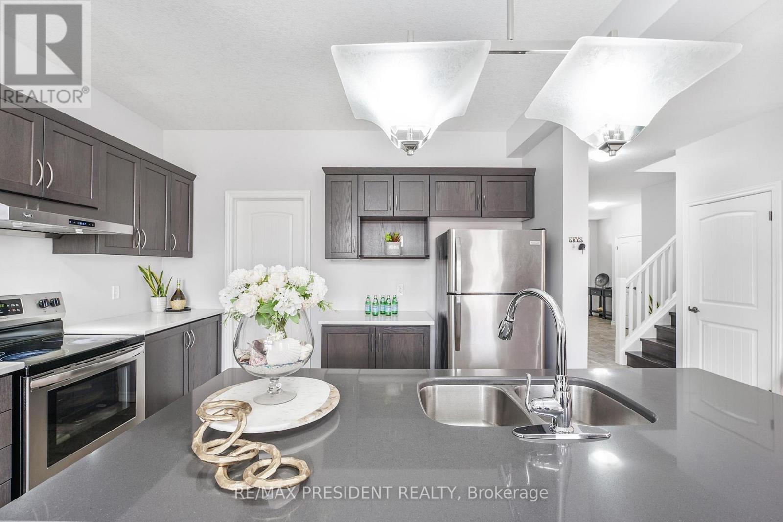 505 Sophia Crescent, London North, ON - Indoor Photo Showing Kitchen With Stainless Steel Kitchen With Upgraded Kitchen
