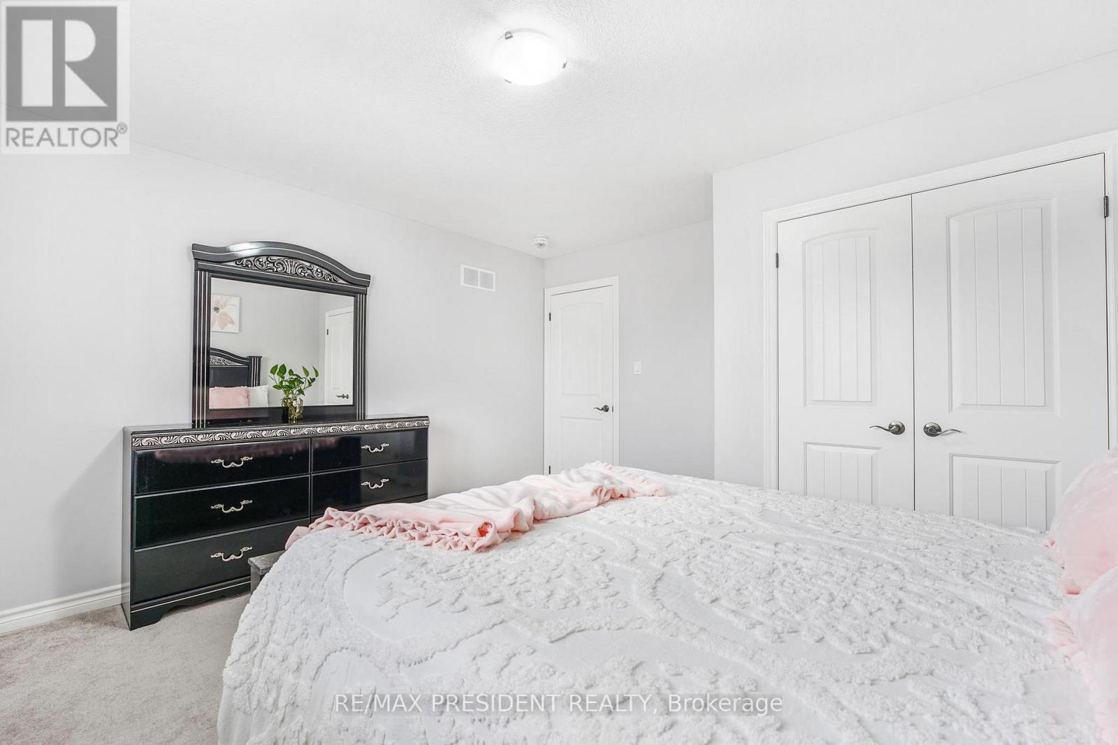 505 Sophia Crescent, London North, ON - Indoor Photo Showing Bedroom
