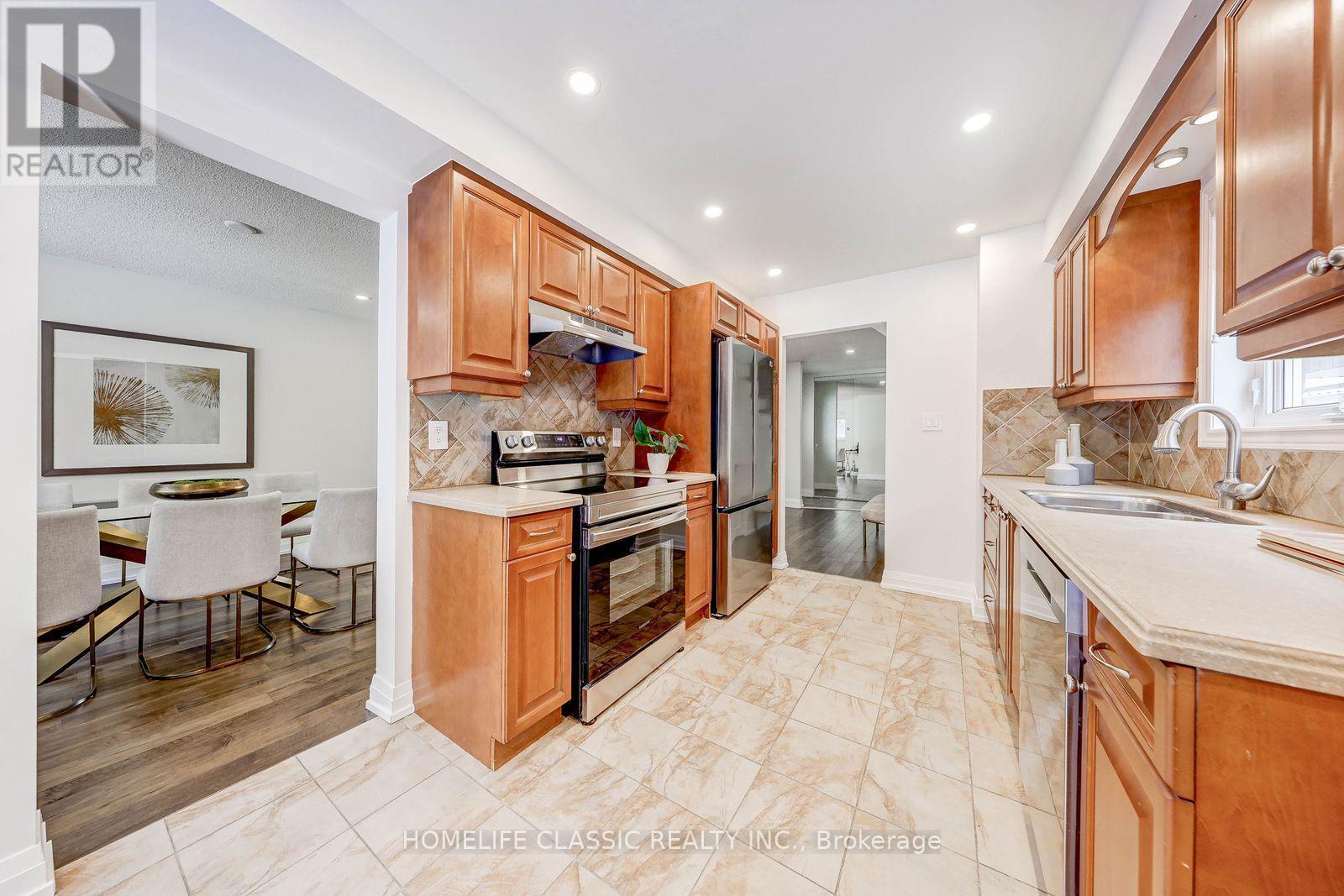 56 Gray Crescent, Richmond Hill, ON - Indoor Photo Showing Kitchen With Double Sink